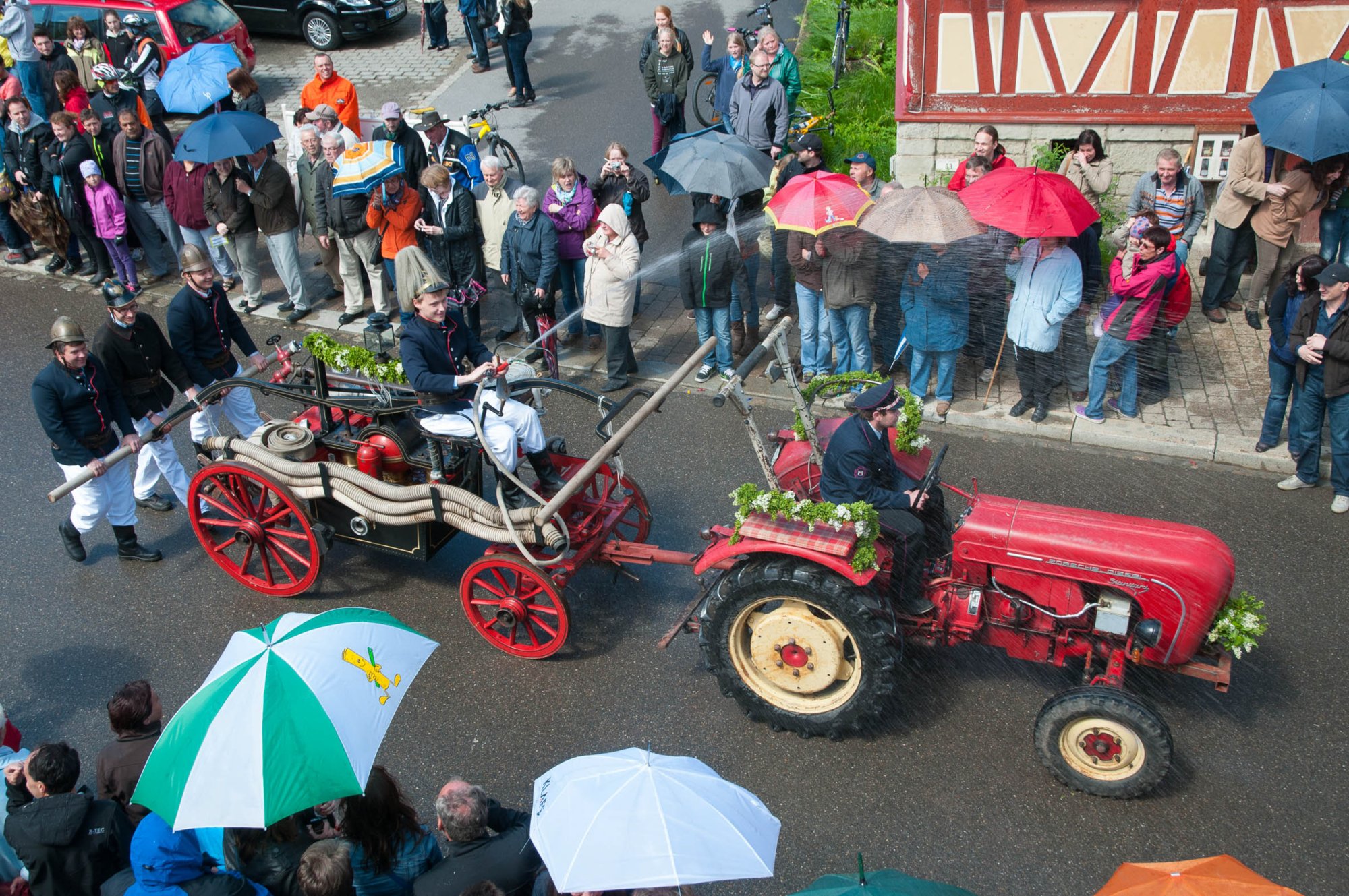 Umzug Feuerwehrjubiläum Oberrot Historischer Löschwagen der Freiwilligen Feuerwehr Bühlerzell