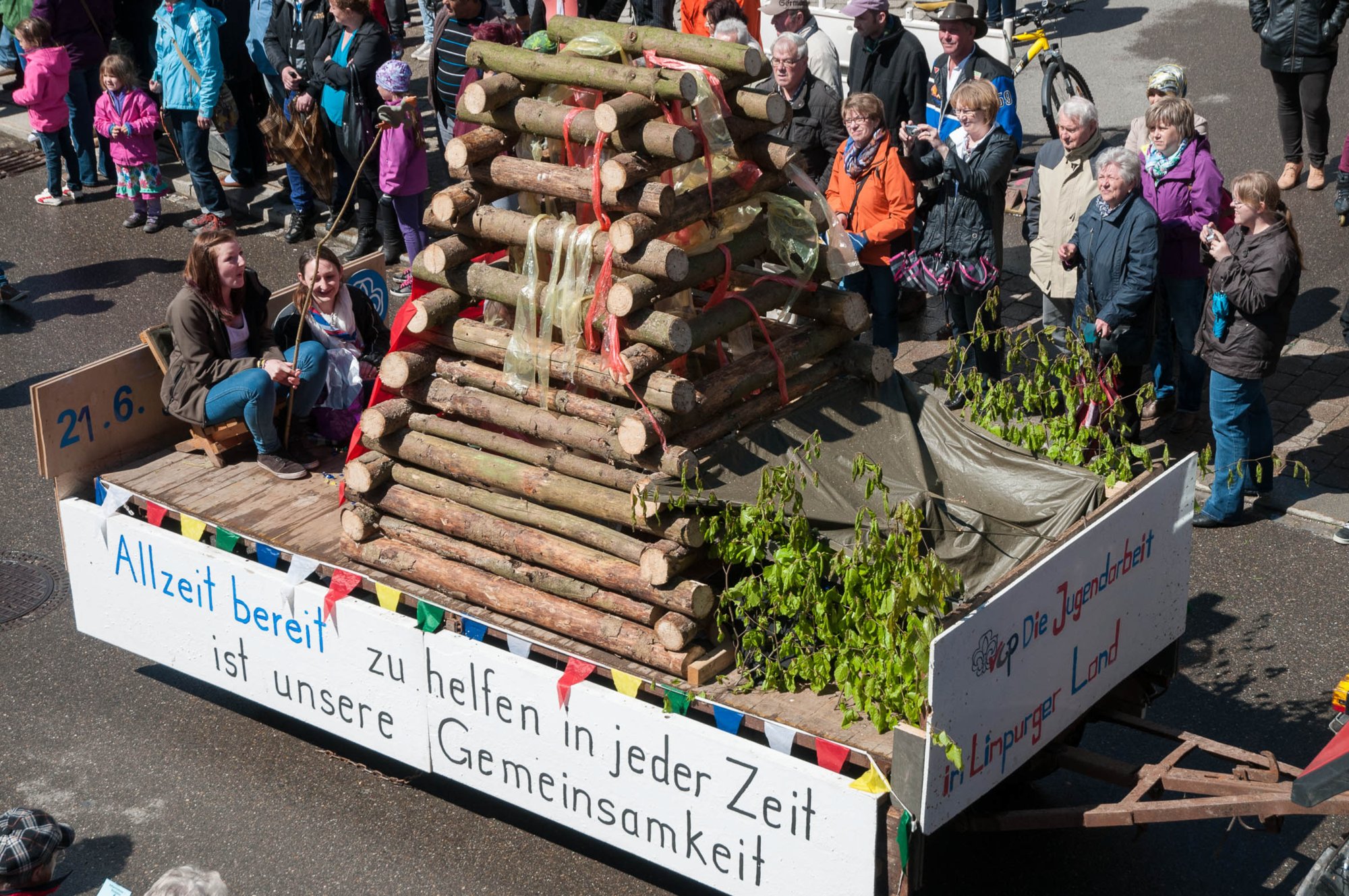 Umzug Feuerwehrjubiläum Oberrot Der Wagen der Oberroter Pfadfinder macht Werbung für das Johannisfeuer am 21. Juni auf dem Kornberg.