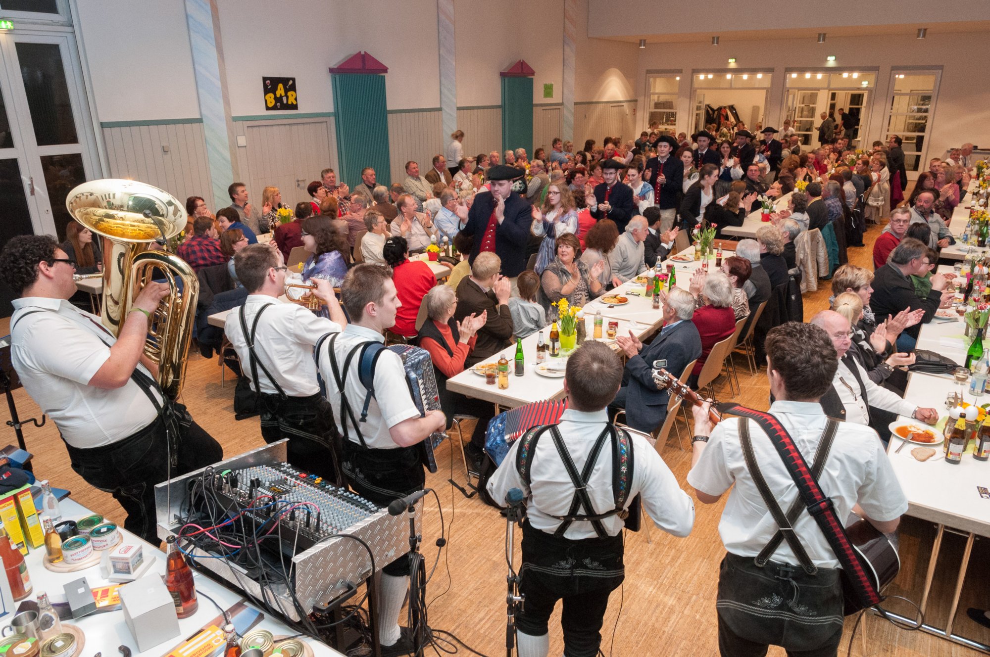 Dorfabend landjugend Oberrot Dorfabend der Landjugend Oberrot. Die Fidelen Melkkuebel spielen zum Einmarsch der Aktiven.