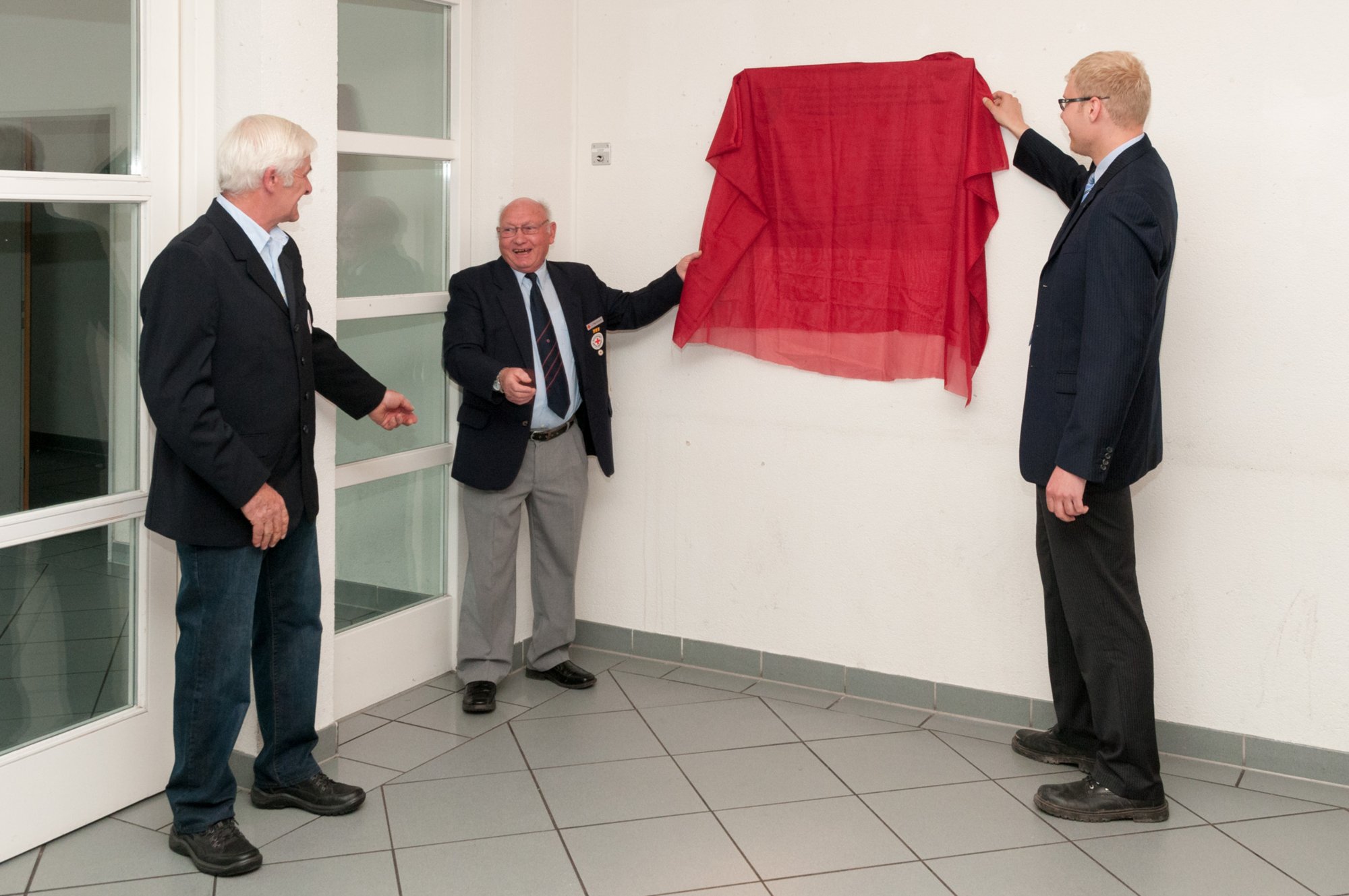 Feierstunde Defibrillatorenspender Von links nach rechts: Gerhard Steiner und Johannes Reinhardt vom DRK und Buergermeister Daniel Bullinger.