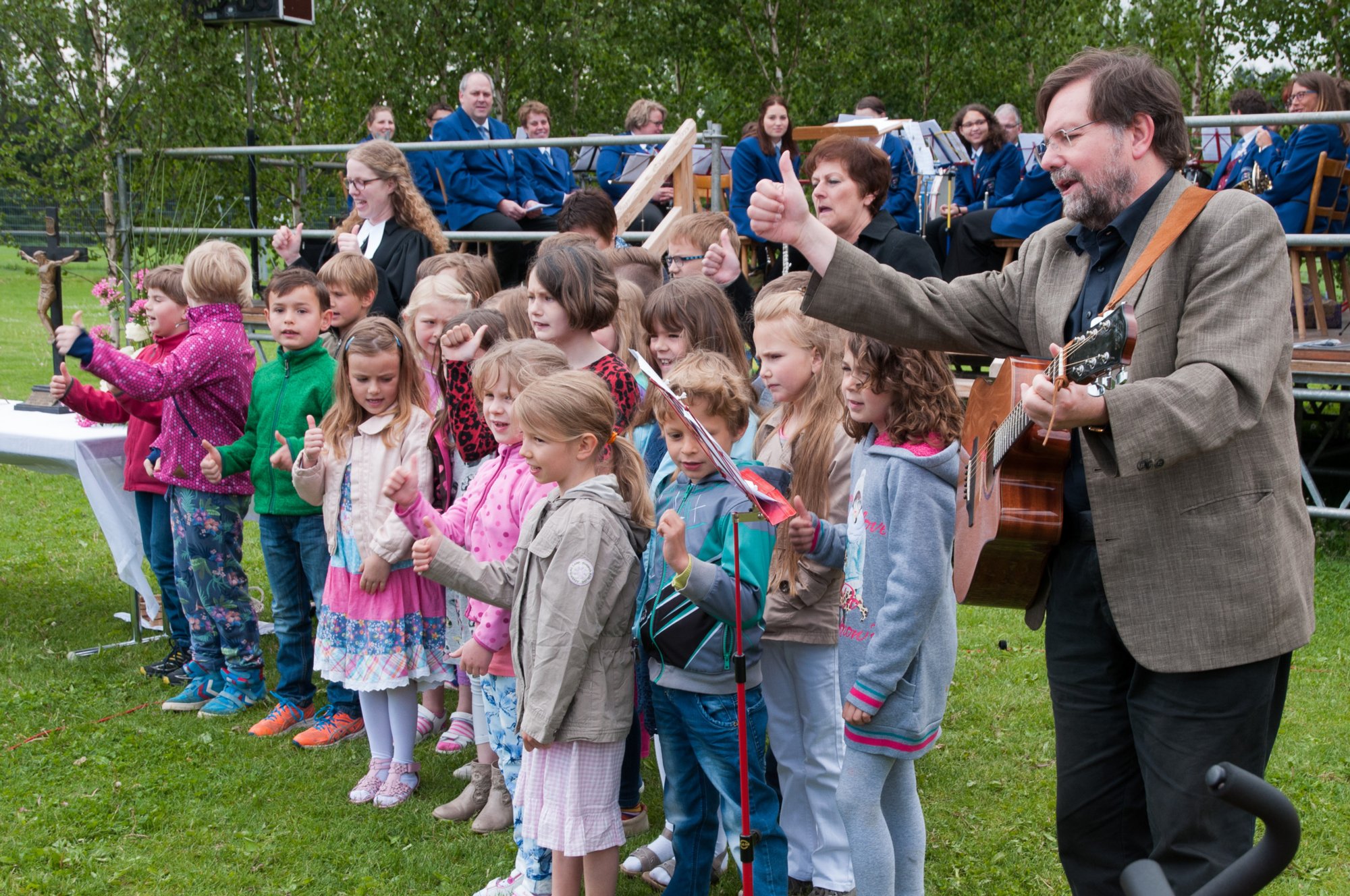 Frühlingsfest MVO Fruehlingsfest des Musikvereins Oberrot am Sonntag. Auftritt des Reli-Chors der Klassen 1+2 von der Grund- und Werkrealschule in Oberrot unter Leitung von Pfarrer Andreas Balko beim Gottesdienst.