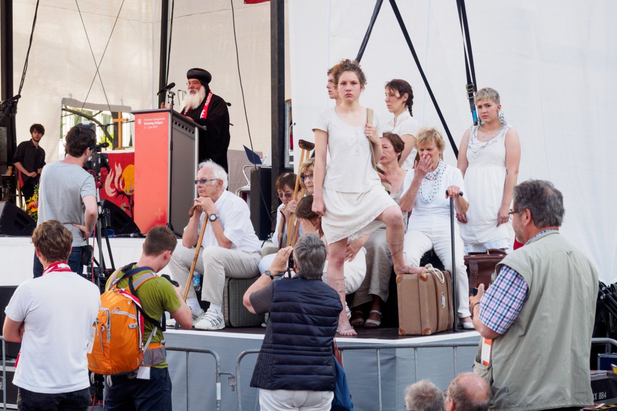 Abend der Begegnung Abend der Begegnung beim Evangelischen Kirchentag in Stuttgart 2015. Eroeffnungsgottesdienst am Rothebuehlplatz. Predigt durch Bischof Anba Damian von der Koptisch-Orthodoxen Kirche in Deutschland. Kuenstlerische Gestaltung durch das teatro piccolo, Stuttgart.