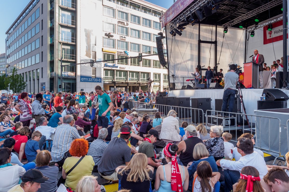 Abend der Begegnung Abend der Begegnung beim Evangelischen Kirchentag in Stuttgart 2015. Eroeffnungsgottesdienst am Rothebuehlplatz.