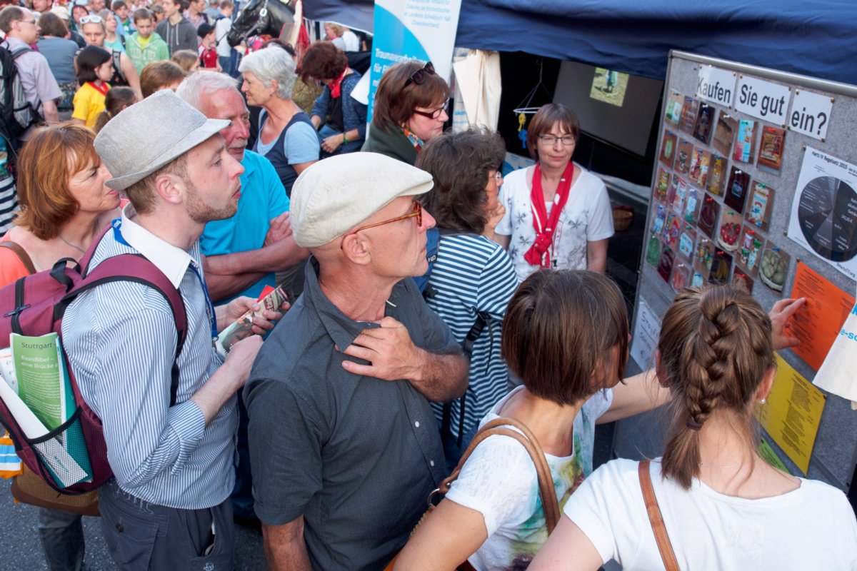 Abend der Begegnung Abend der Begegnung beim Evangelischen Kirchentag in Stuttgart 2015. Petra Zott am Stand des Diakonieverbands im Landkreis Schwaebisch Hall.