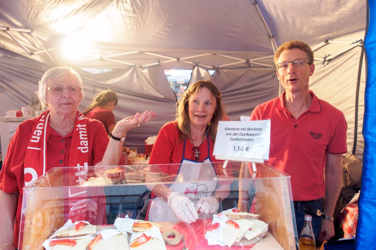 Abend der Begegnung Abend der Begegnung beim Evangelischen Kirchentag in Stuttgart 2015. Mitarbeiterinnen und Mitarbeiter des Kirchenbezirks verkauften Brote, die mit Kaese aus der Geifertshofener Dorfkaeserei belegt waren.