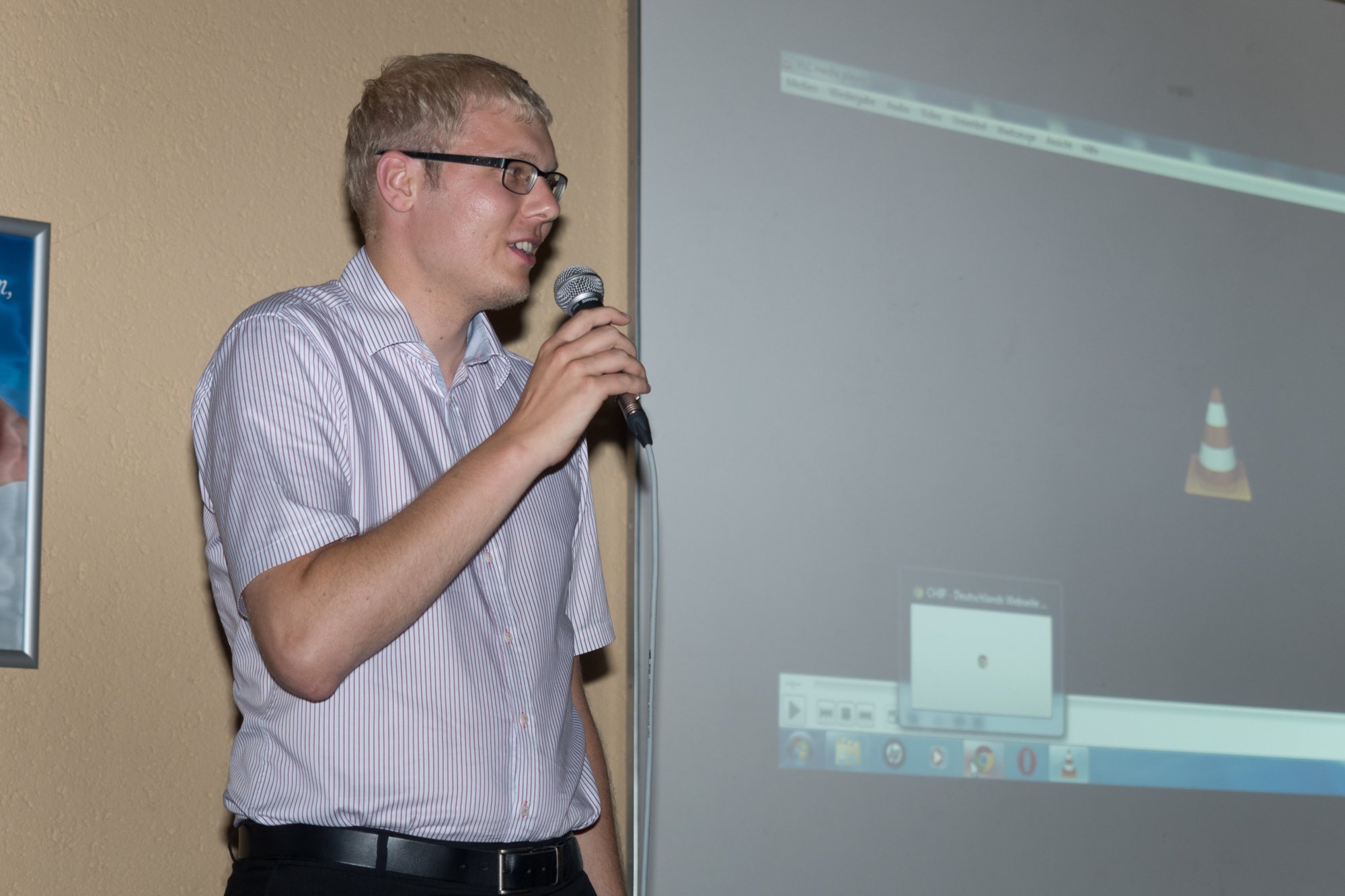 Christlich-musilimischer Begegnungsabend Christlich-musilimischer Begegnungsabend im evangelischen Gemeindehaus in Oberrot. Bürgermeister Daniel Bullinger bei seinem Grußwort.