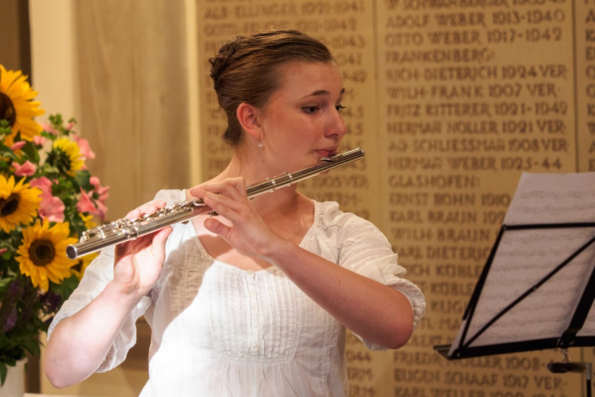 Jugendkantorei Neuenstadt Geistliche Abendmusik der Jugendkantorei Neuenstadt in der evangelischen Bonifatius-Kirche Oberrot unter Leitung von Ulrike Dehn. KMD David Dehn begleitete den Chor an der Orgel und am E-Piano.