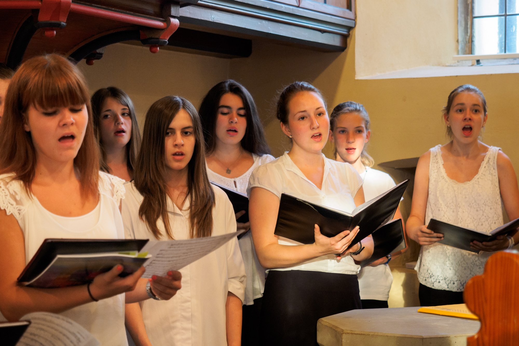 Jugendkantorei Neuenstadt Geistliche Abendmusik der Jugendkantorei Neuenstadt in der evangelischen Bonifatius-Kirche Oberrot unter Leitung von Ulrike Dehn. KMD David Dehn begleitete den Chor an der Orgel und am E-Piano.