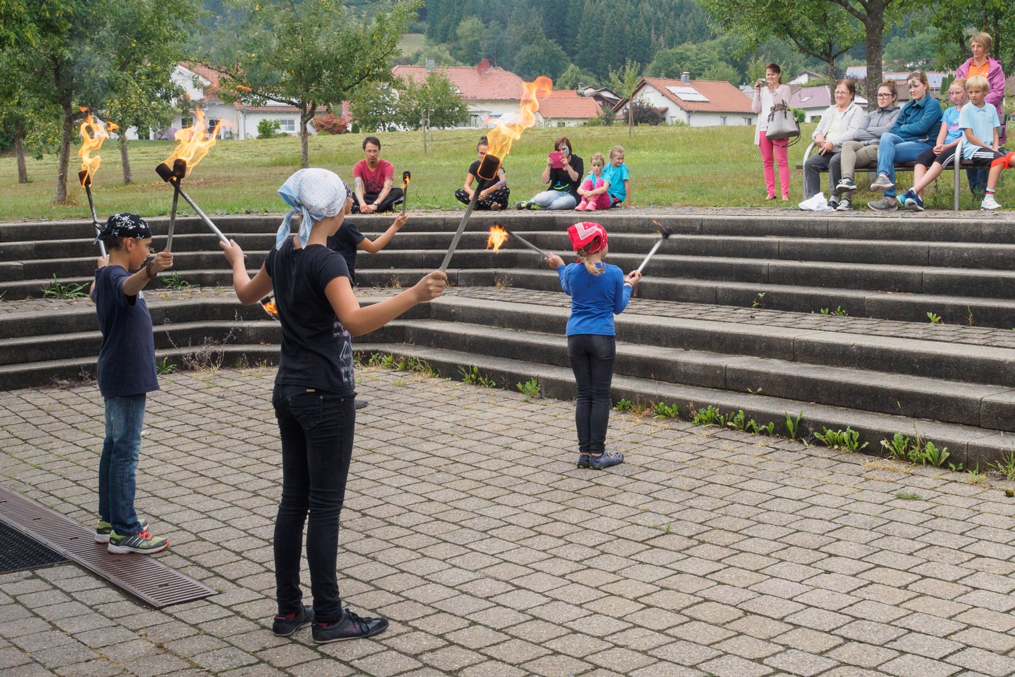 Ferienprogramm City of Circus in Oberrot Ferienbetreuung durch die Kinderoase Happy Smile mit dem Programm City of Circus. Auftritt der Feuerspeier.