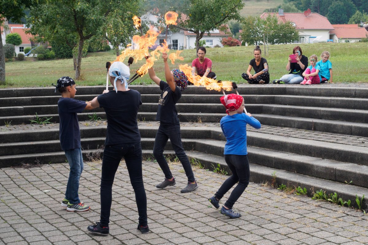 Ferienprogramm City of Circus in Oberrot Ferienbetreuung durch die Kinderoase Happy Smile mit dem Programm City of Circus. Auftritt der Feuerspeier.