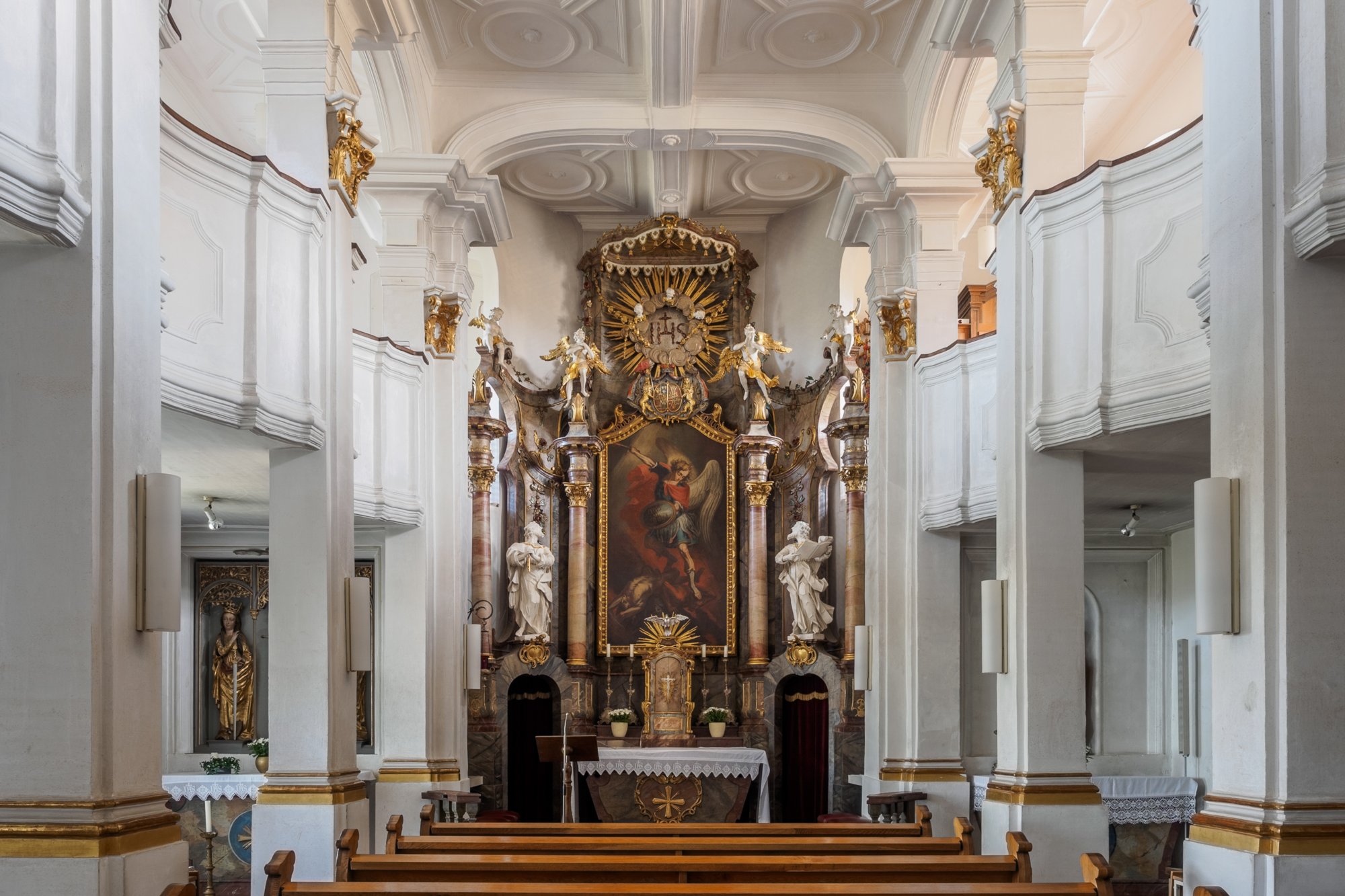 Hochaltar Schlosskirche Untergroeningen Hochaltar in der Schlosskirche Untergroeningen. Er stammt aus der frühen Rokokozeit und zeigt St. Michael im Kampf mit Luzifer.