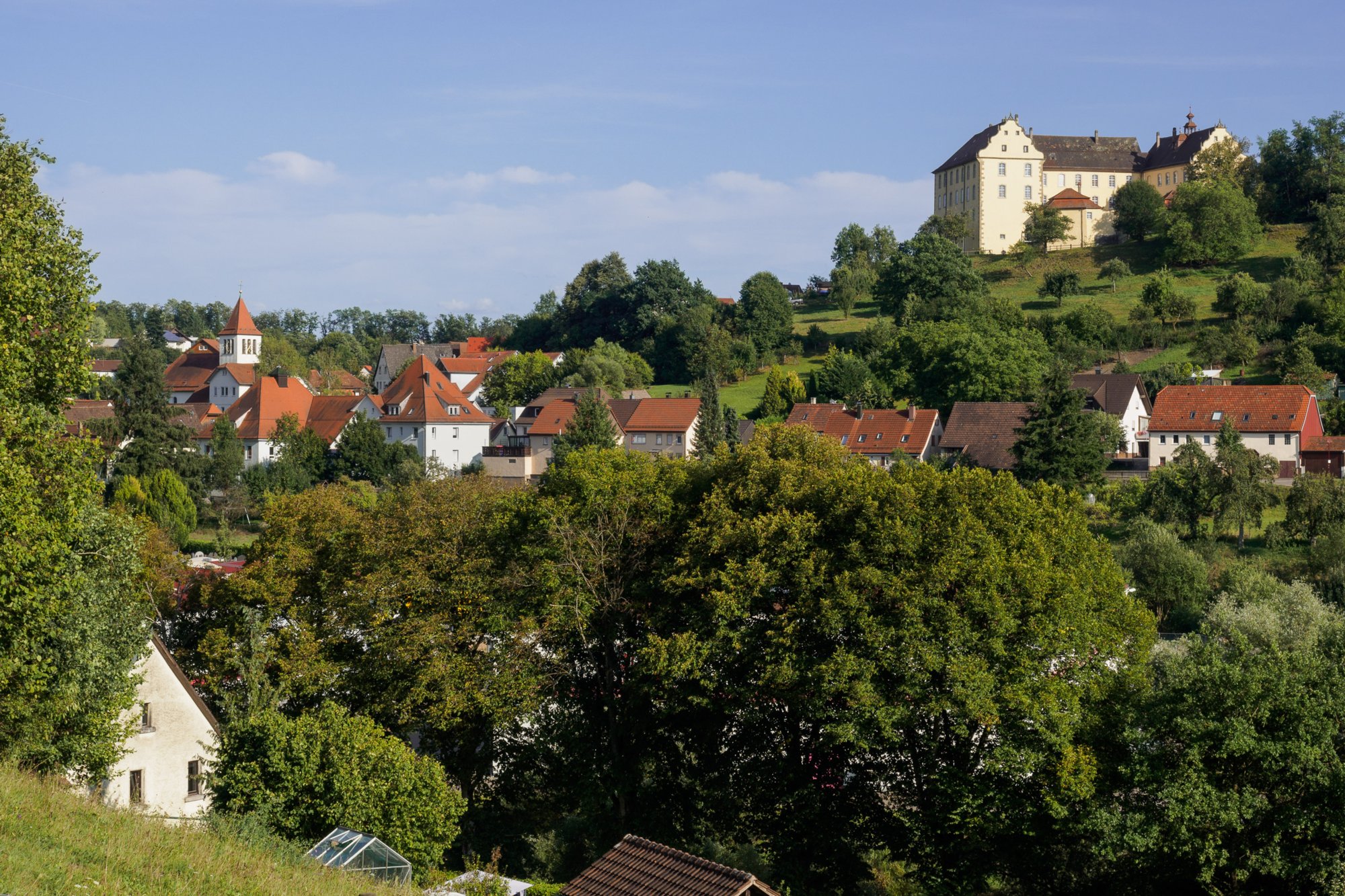 Schloss Untergroeningen Untergroeningen. Rechts oben auf dem Berg das Schloss. Links im Tal die evangelische Kirche.