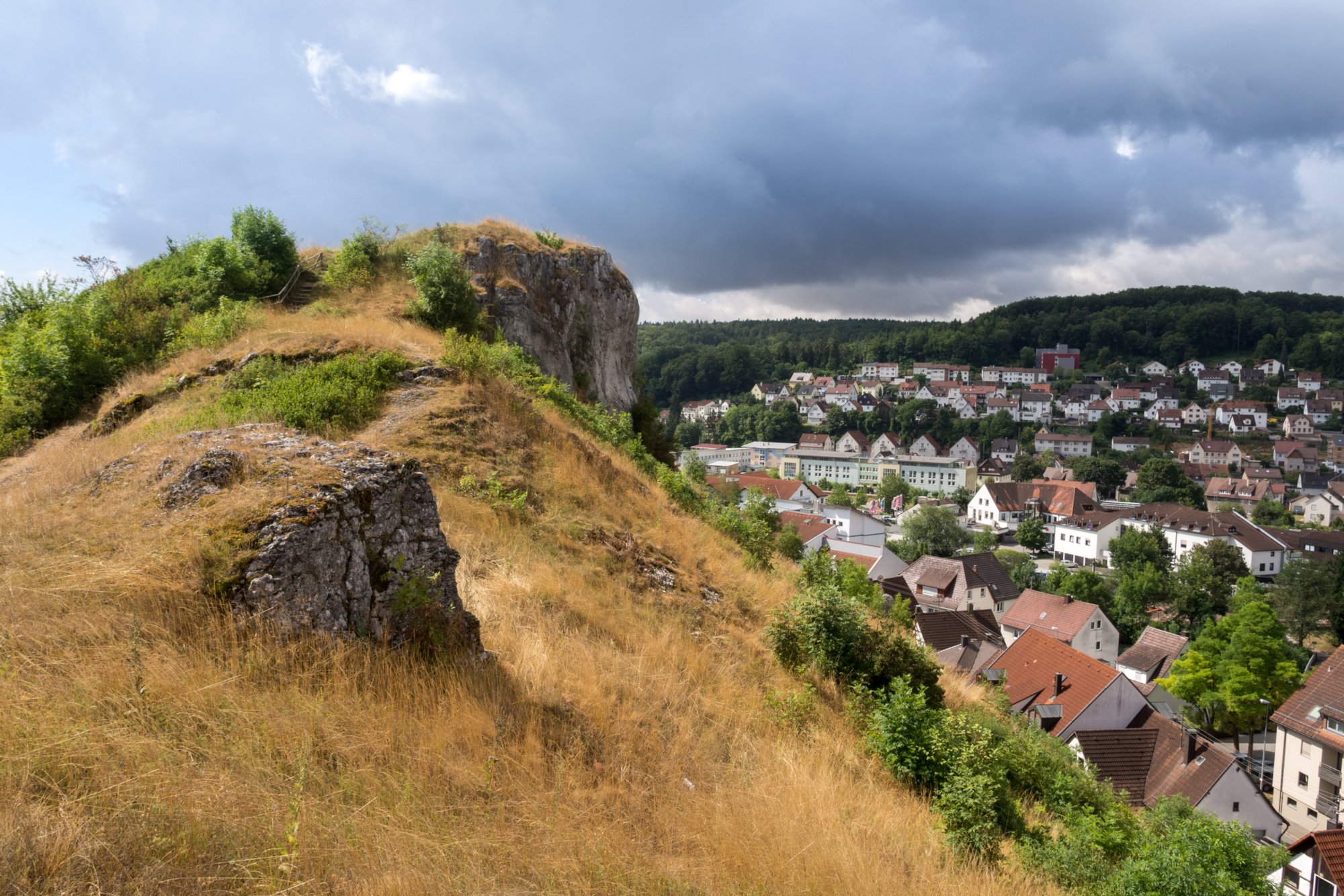 Löwenfels Aufstieg zum Löwenfels, der Mitten in Blaustein wie ein Felsen in der Brandung wirkt. Nur, dass die Häuser das Meer sind.