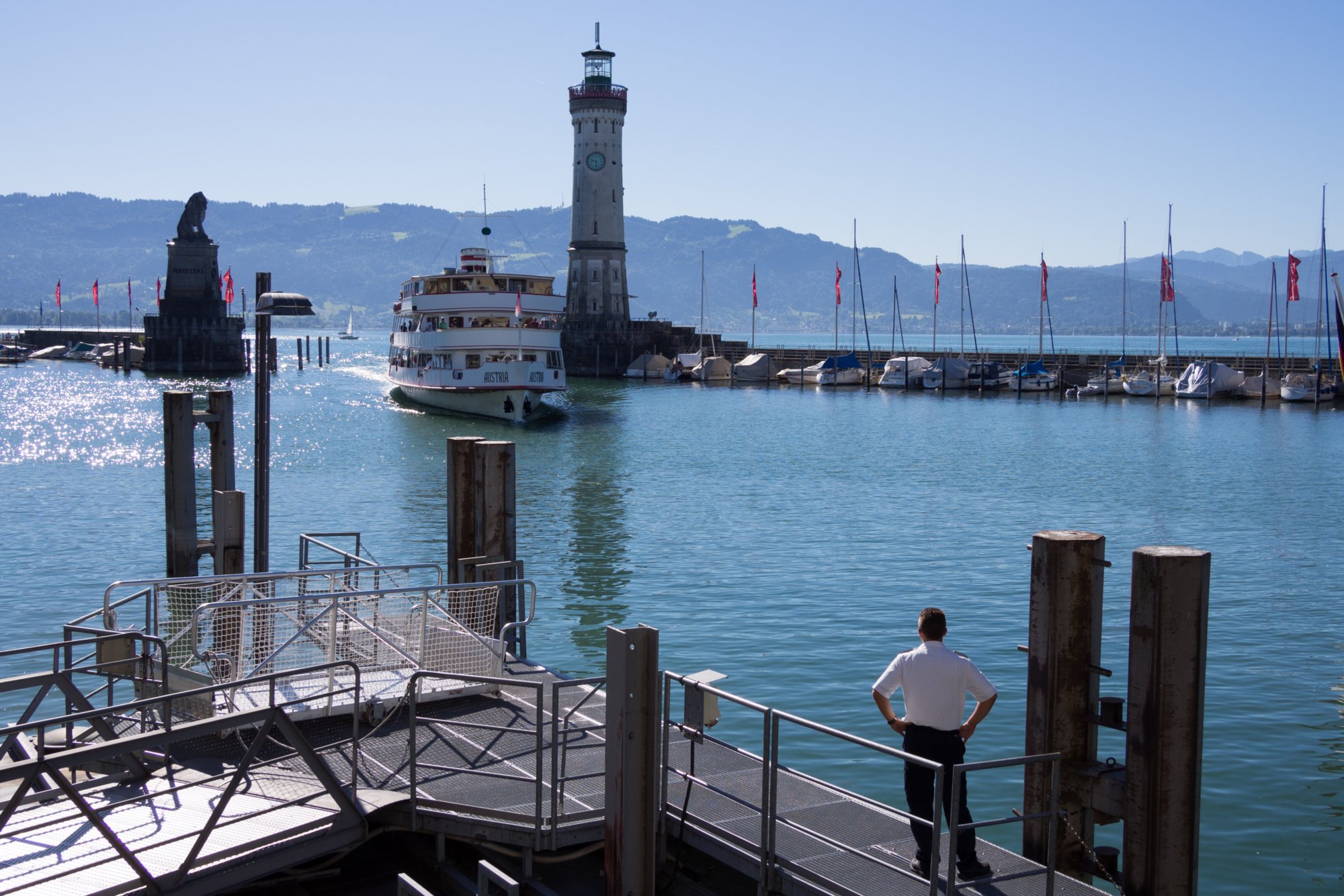 Lindau Bodenseeschiffahrt: Lindau, Abfahrt in Lindau , Wasserburg, Nonnenhorn, Kressbronn, Langenargen, Friedrichshafen, Immenstaad, Hagnau, Meersburg, Mainau, Einfahrt Konstanz, Stadtbummel durch Konstanz und per Schiff zurück nach Lindau.