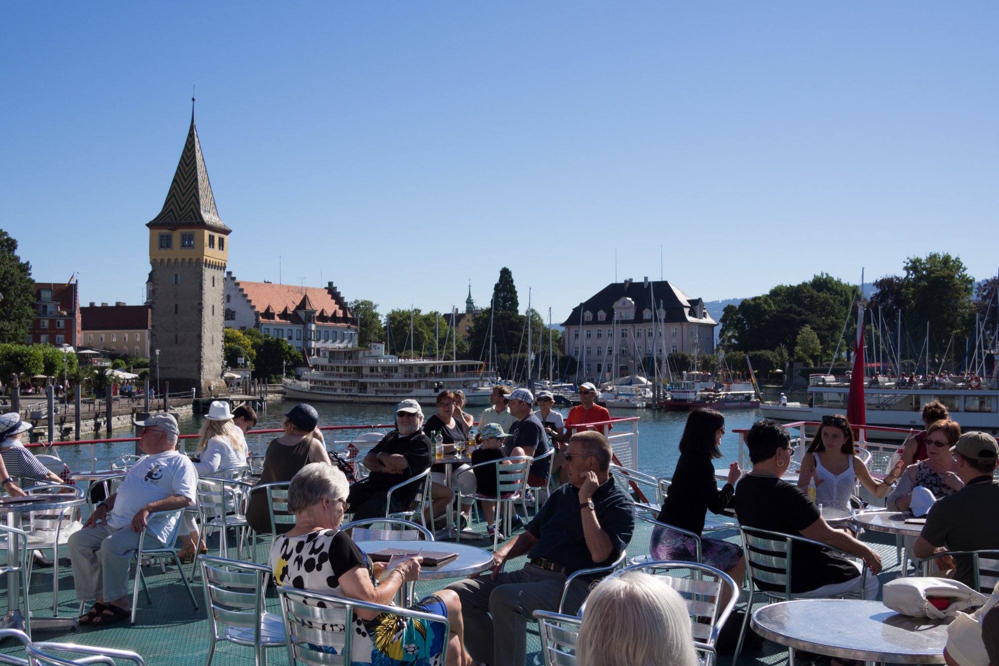 Lindau Bodenseeschiffahrt: Lindau, Abfahrt in Lindau , Wasserburg, Nonnenhorn, Kressbronn, Langenargen, Friedrichshafen, Immenstaad, Hagnau, Meersburg, Mainau, Einfahrt Konstanz, Stadtbummel durch Konstanz und per Schiff zurück nach Lindau.