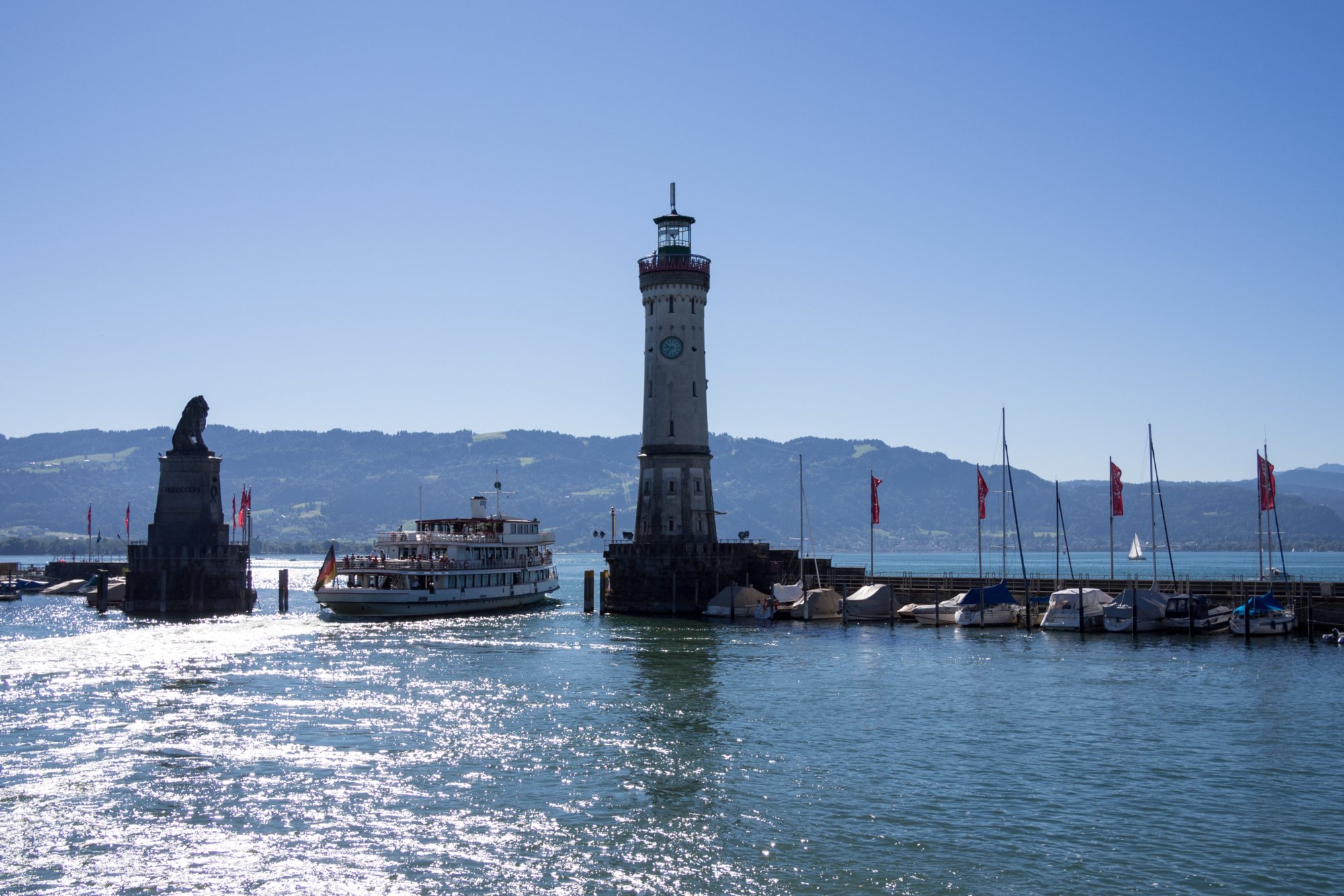 Lindau Bodenseeschiffahrt: Lindau, Abfahrt in Lindau , Wasserburg, Nonnenhorn, Kressbronn, Langenargen, Friedrichshafen, Immenstaad, Hagnau, Meersburg, Mainau, Einfahrt Konstanz, Stadtbummel durch Konstanz und per Schiff zurück nach Lindau.