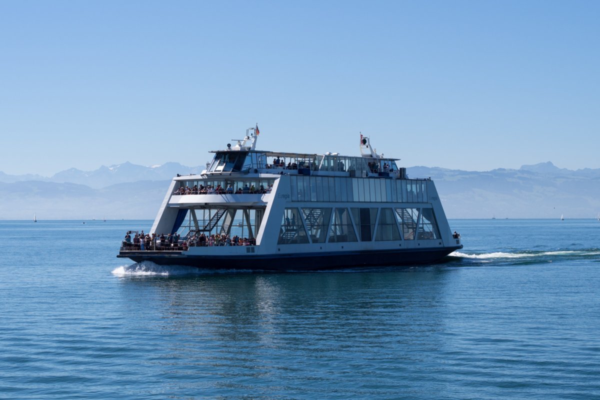 Autofähre Bodenseeschiffahrt: Lindau, Abfahrt in Lindau , Wasserburg, Nonnenhorn, Kressbronn, Langenargen, Friedrichshafen, Immenstaad, Hagnau, Meersburg, Mainau, Einfahrt Konstanz, Stadtbummel durch Konstanz und per Schiff zurück nach Lindau.