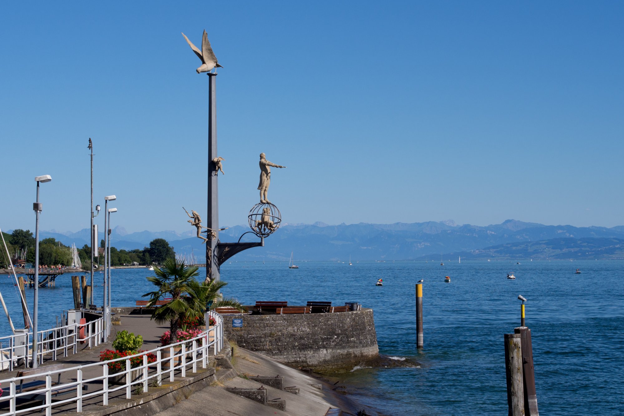 20130801_bodensee_133 Bodenseeschiffahrt: Lindau, Abfahrt in Lindau , Wasserburg, Nonnenhorn, Kressbronn, Langenargen, Friedrichshafen, Immenstaad, Hagnau, Meersburg, Mainau, Einfahrt Konstanz, Stadtbummel durch Konstanz und per Schiff zurück nach Lindau.