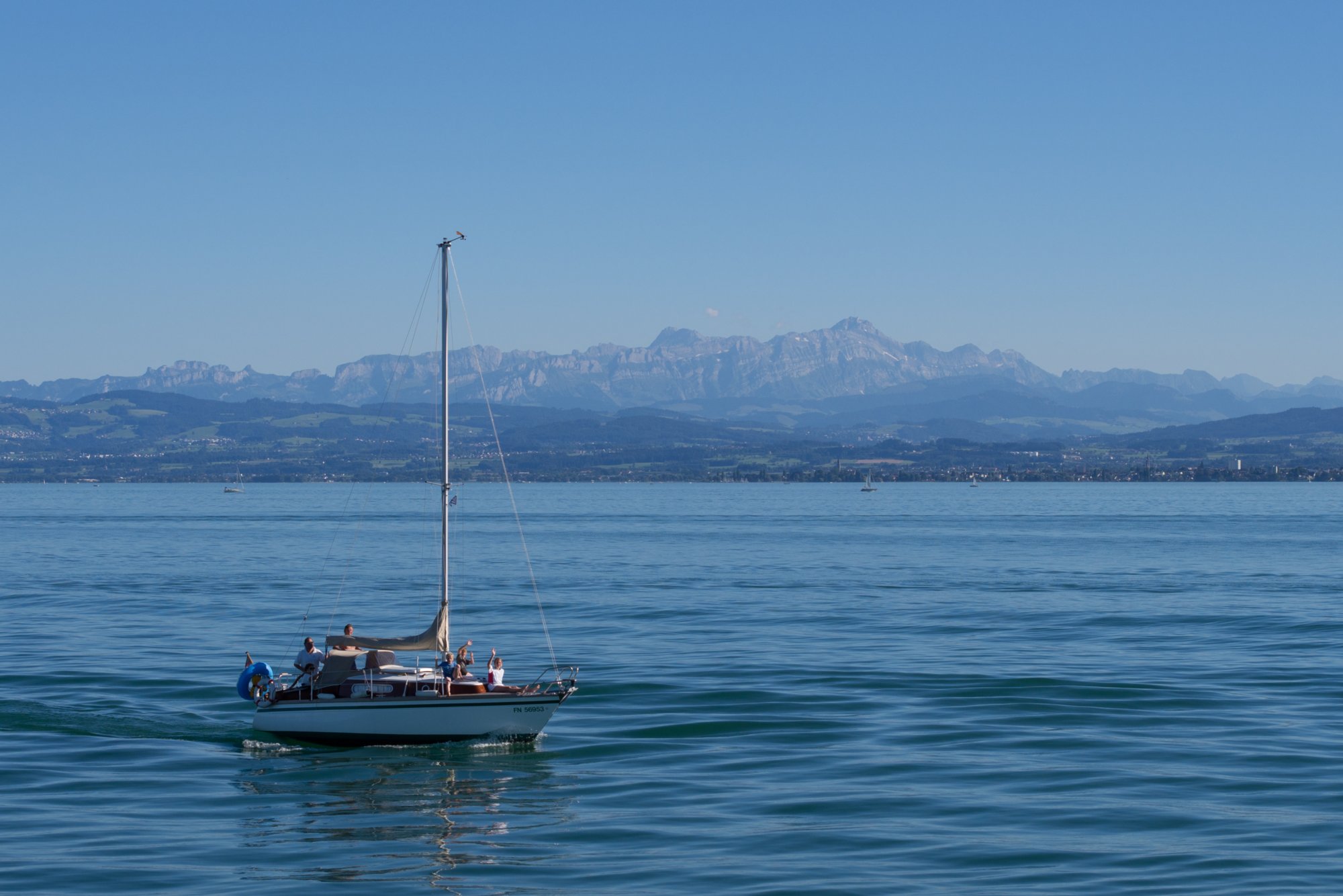 Boote mit Blick zu den Bergen Bodenseeschiffahrt: Lindau, Abfahrt in Lindau , Wasserburg, Nonnenhorn, Kressbronn, Langenargen, Friedrichshafen, Immenstaad, Hagnau, Meersburg, Mainau, Einfahrt Konstanz, Stadtbummel durch Konstanz und per Schiff zurück nach Lindau.