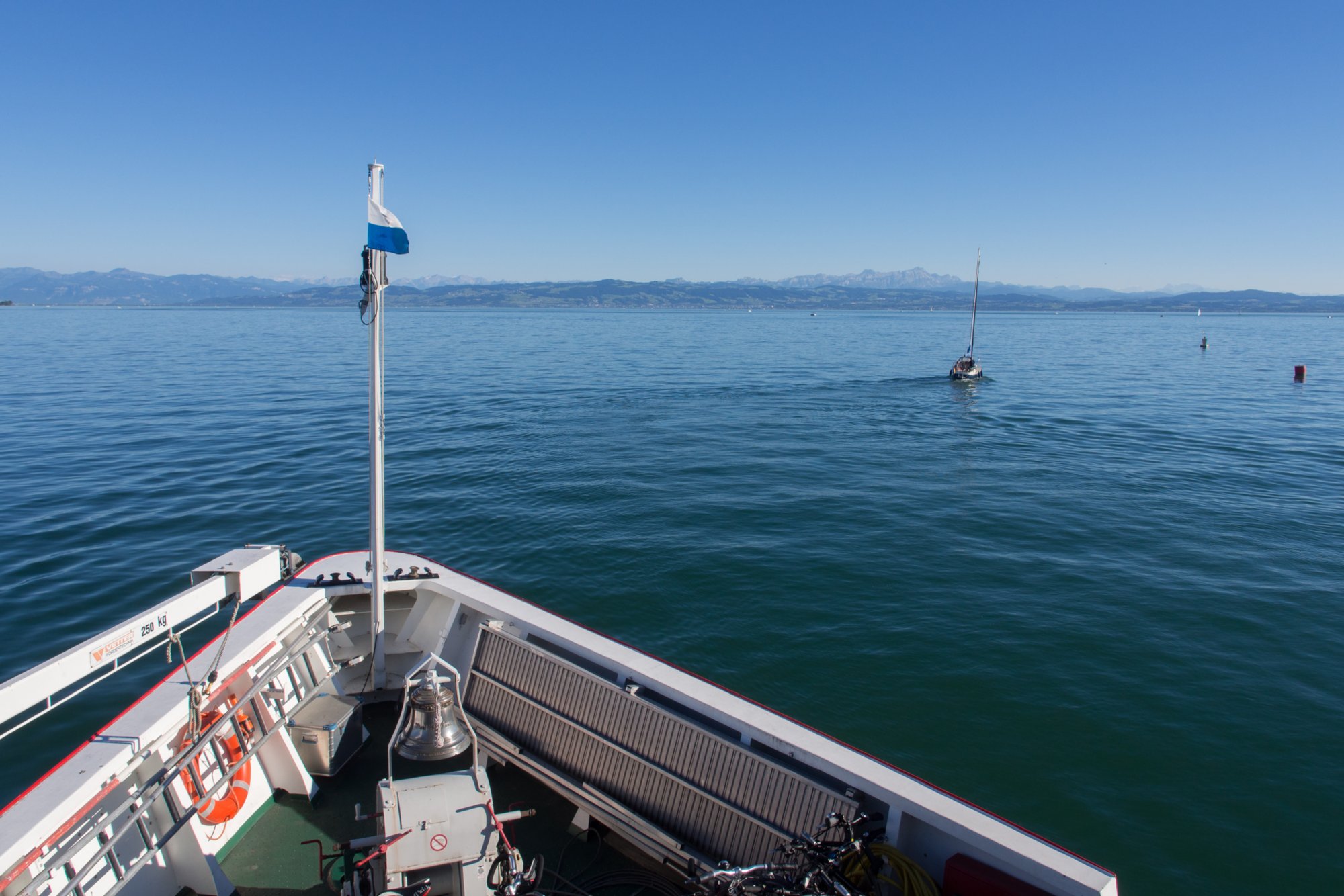 Ausfahrt aus Friedrichshafen Bodenseeschiffahrt: Lindau, Abfahrt in Lindau , Wasserburg, Nonnenhorn, Kressbronn, Langenargen, Friedrichshafen, Immenstaad, Hagnau, Meersburg, Mainau, Einfahrt Konstanz, Stadtbummel durch Konstanz und per Schiff zurück nach Lindau.