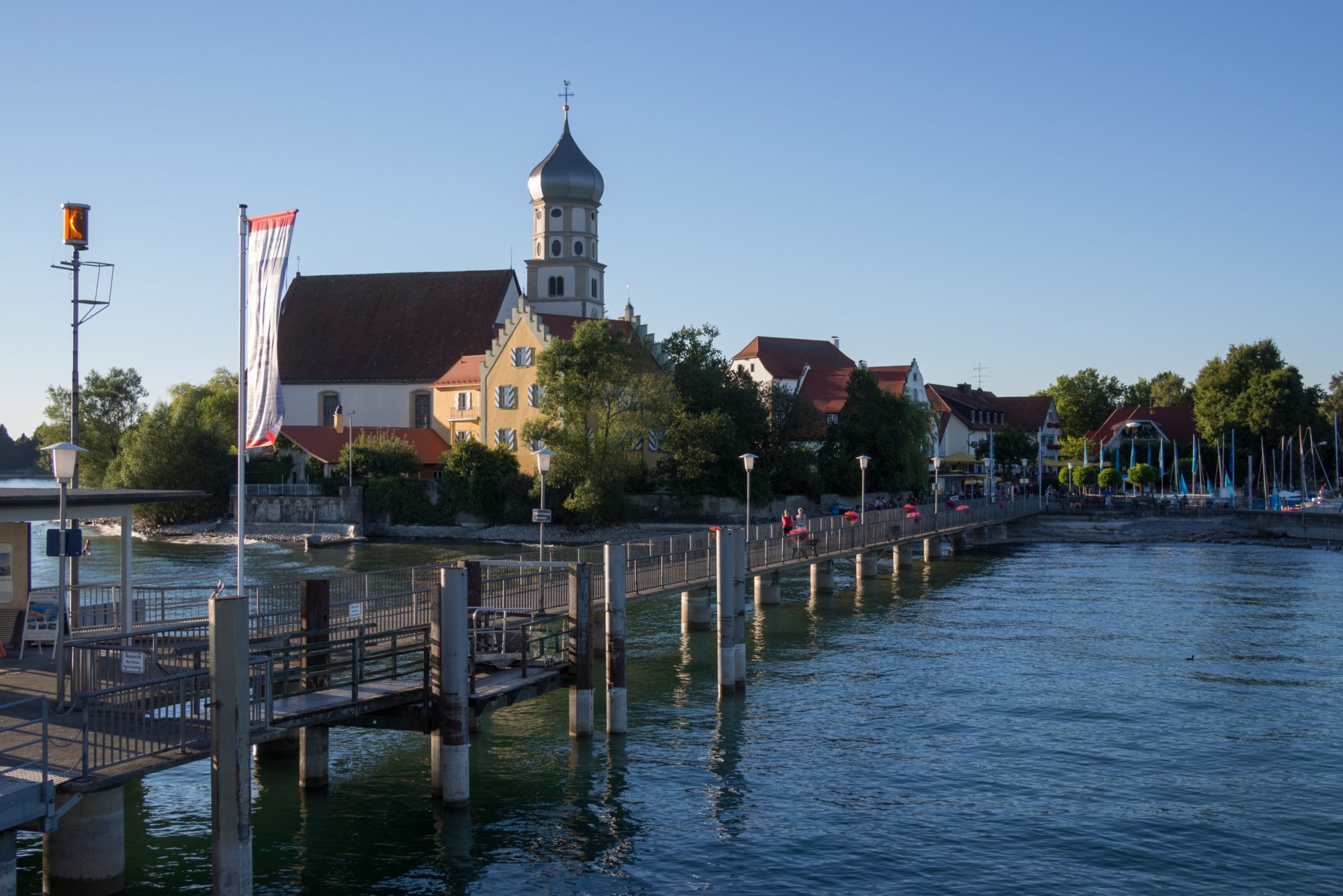 Wasserburg Bodenseeschiffahrt: Lindau, Abfahrt in Lindau , Wasserburg, Nonnenhorn, Kressbronn, Langenargen, Friedrichshafen, Immenstaad, Hagnau, Meersburg, Mainau, Einfahrt Konstanz, Stadtbummel durch Konstanz und per Schiff zurück nach Lindau.