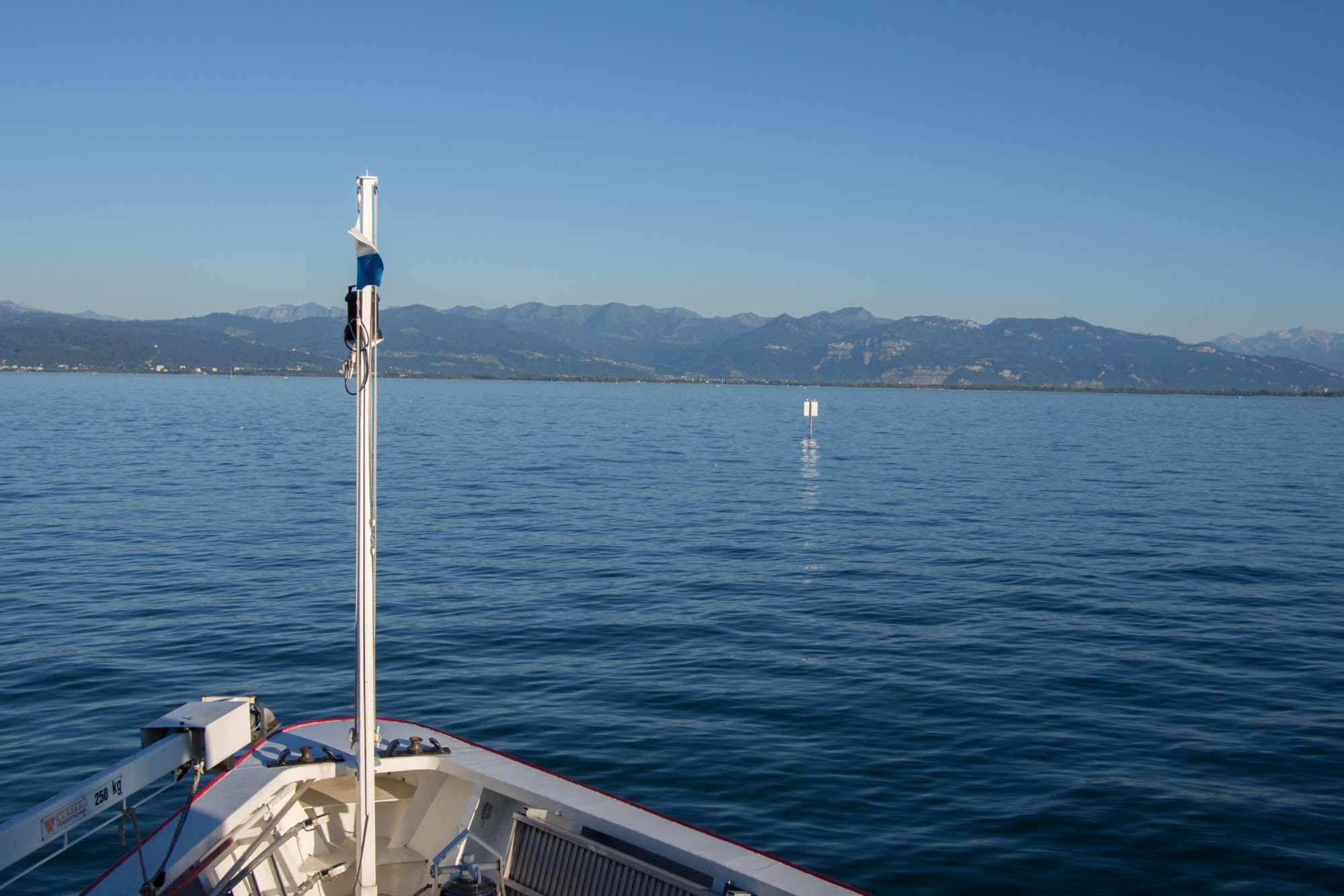 Schiff mit Bergen Bodenseeschiffahrt: Lindau, Abfahrt in Lindau , Wasserburg, Nonnenhorn, Kressbronn, Langenargen, Friedrichshafen, Immenstaad, Hagnau, Meersburg, Mainau, Einfahrt Konstanz, Stadtbummel durch Konstanz und per Schiff zurück nach Lindau.