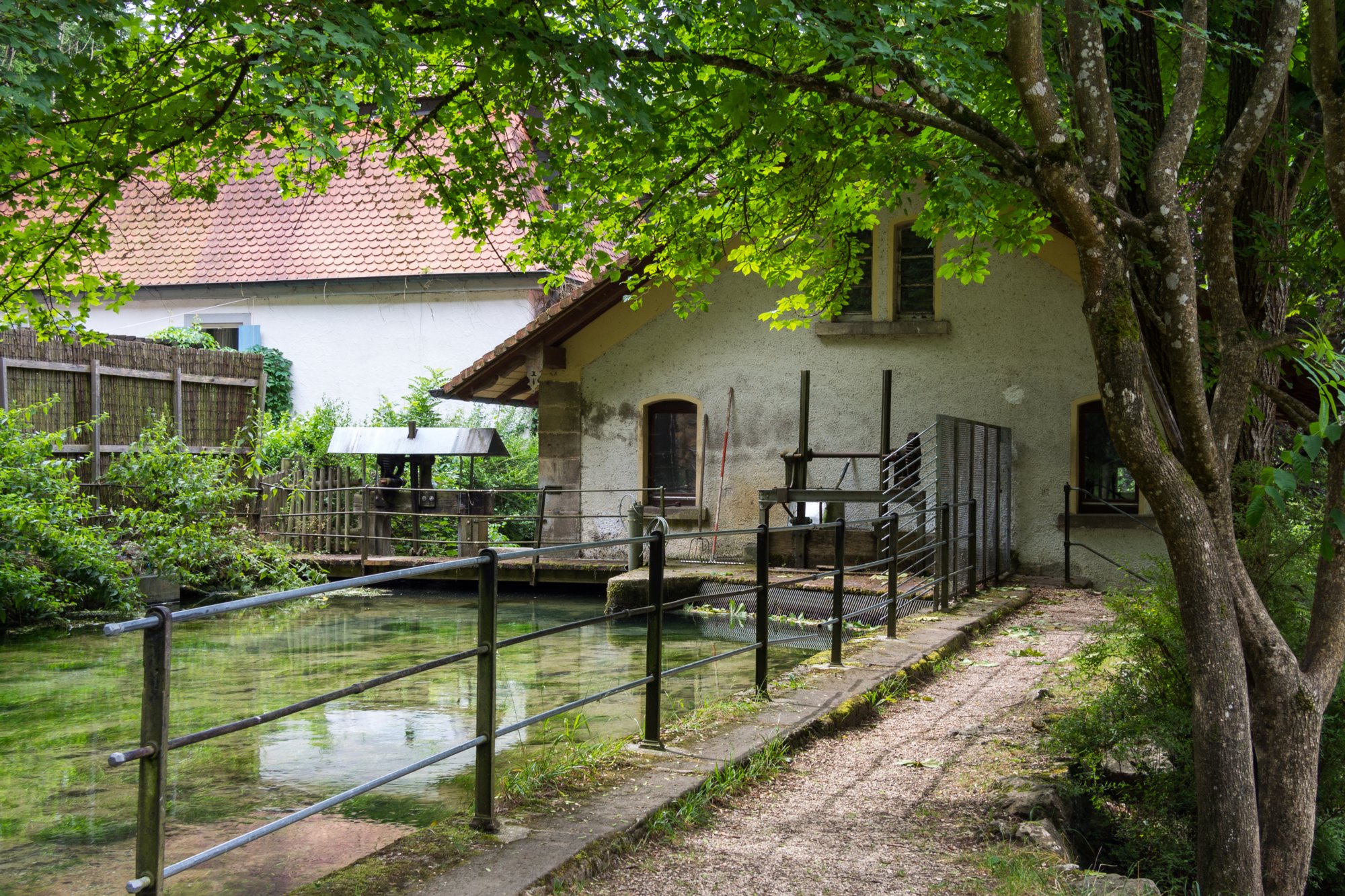 Lauterquelltopf mit altem Pumphaus Im kleinen Latertal. Route: Parkplatz an d. Weidacher Heusteige - Naturfreundehaus "Spatzennest" - Parplatz Weidacher Hütte - Hof Hohenstein - Lautern m. Lauterursprung - Gasthaus Krone - Ausgangspunkt. Die Lauter ist ein etwa fünf Kilometer langer, linker Nebenfluss der Blau in Baden-Württemberg, Deutschland. Sie wird zur Abgrenzung der nicht weit entfernten Großen Lauter auch Kleine Lauter genannt. Die Lauter entspringt am Südrand der Schwäbischen Alb in Lautern, einem Ortsteil der Gemeinde Blaustein in einer Karstquelle, dem Lautertopf. Dieser hat eine mittlere Schüttung von 600 Litern pro Sekunde[2] und ist eine der stärksten Quellen der Schwäbischen Alb. Neben der Quelle befindet sich die alte Pumpstation, die bereits 1873 mehrere Gemeinden mit Trinkwasser versorgte. Das ausströmende Wasser fließt in zwei Armen aus dem Quelltopf, die sich nach einigen Metern wieder vereinen. Quelle: Wikipedia.