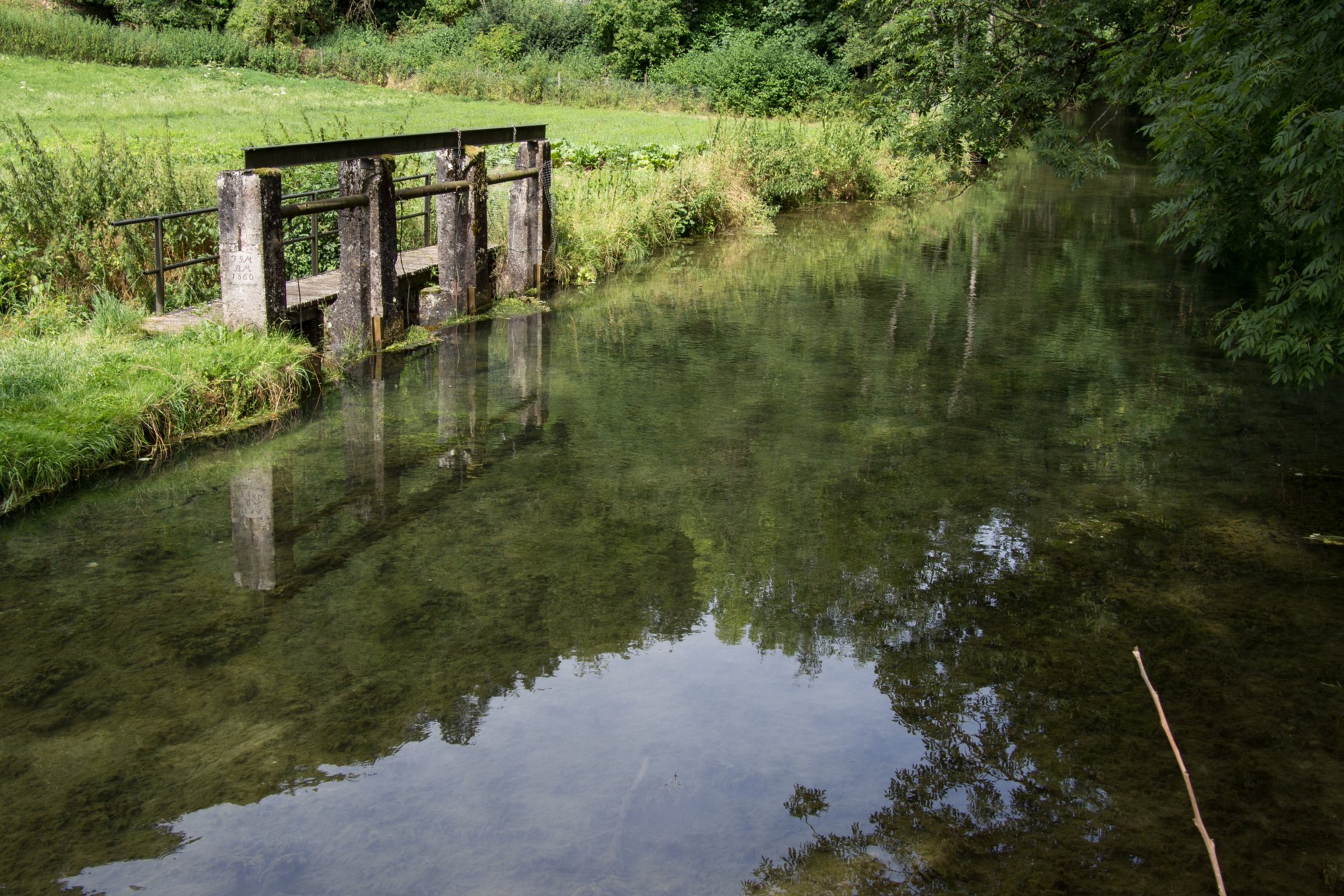 Lauter beimGasthaus Hirsch Im kleinen Latertal. Route: Parkplatz an d. Weidacher Heusteige - Naturfreundehaus "Spatzennest" - Parplatz Weidacher Hütte - Hof Hohenstein - Lautern m. Lauterursprung - Gasthaus Krone - Ausgangspunkt