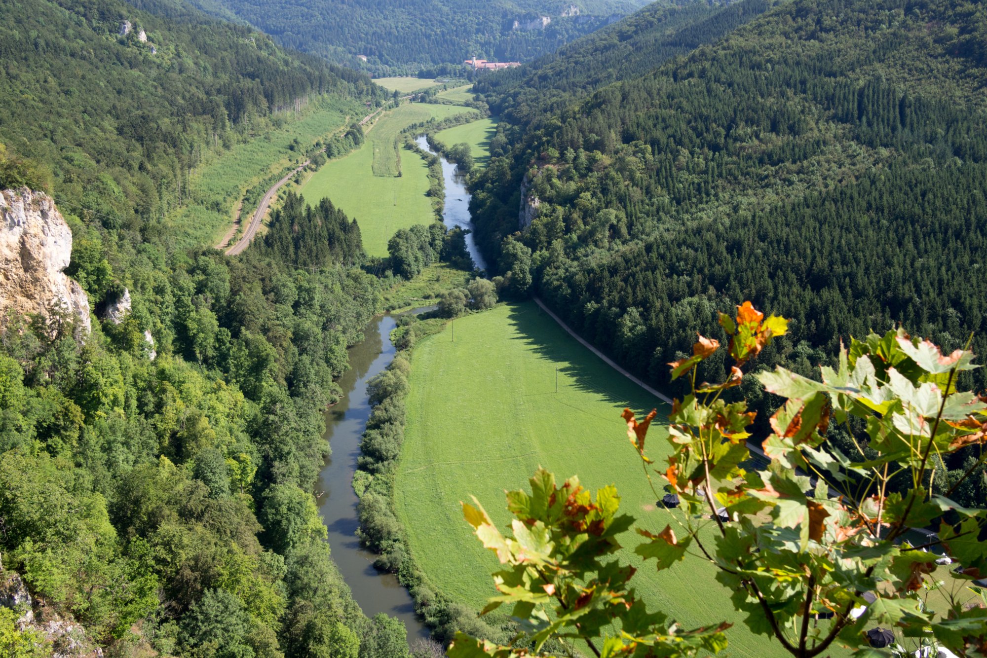 Blick vom Knopfmacherfels Richtung beuron Wanderung im Oberen Donautal: Route: Start am Kloster Beuron - Knopfmacherfels - Jägerhaus (im Donautal) - Ziegelhütte (im Donautal) - Leibfelsen - Stiegelesfelsen - Knopfmacherfels - Kloster Beuron