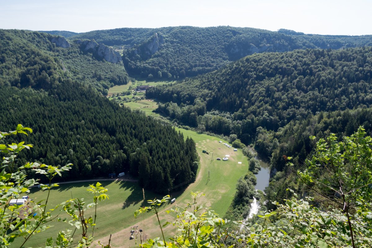 Blick vom Knopfmacherfels Richtung Schloss Bronnen Blick ins Tal vom Knopfmacherfelsen Richtung Jägerhaus und Schloss Bronnen. Wanderung im Oberen Donautal: Route: Start am Kloster Beuron - Knopfmacherfels - Jägerhaus (im Donautal) - Ziegelhütte (im Donautal) - Leibfelsen - Stiegelesfelsen - Knopfmacherfels - Kloster Beuron.