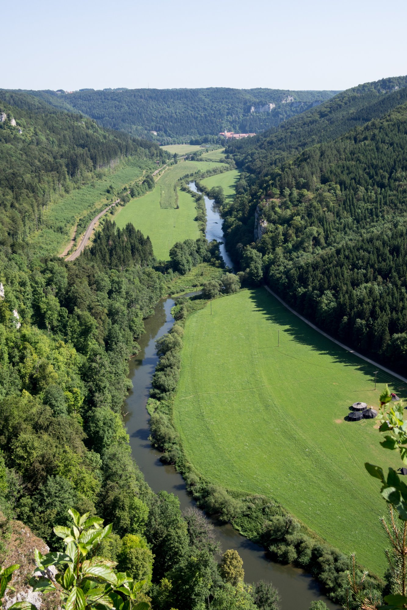 Blick vom Knopfmacherfelsen Richtung Beuron Wanderung im Oberen Donautal: Route: Start am Kloster Beuron - Knopfmacherfels - Jägerhaus (im Donautal) - Ziegelhütte (im Donautal) - Leibfelsen - Stiegelesfelsen - Knopfmacherfels - Kloster Beuron