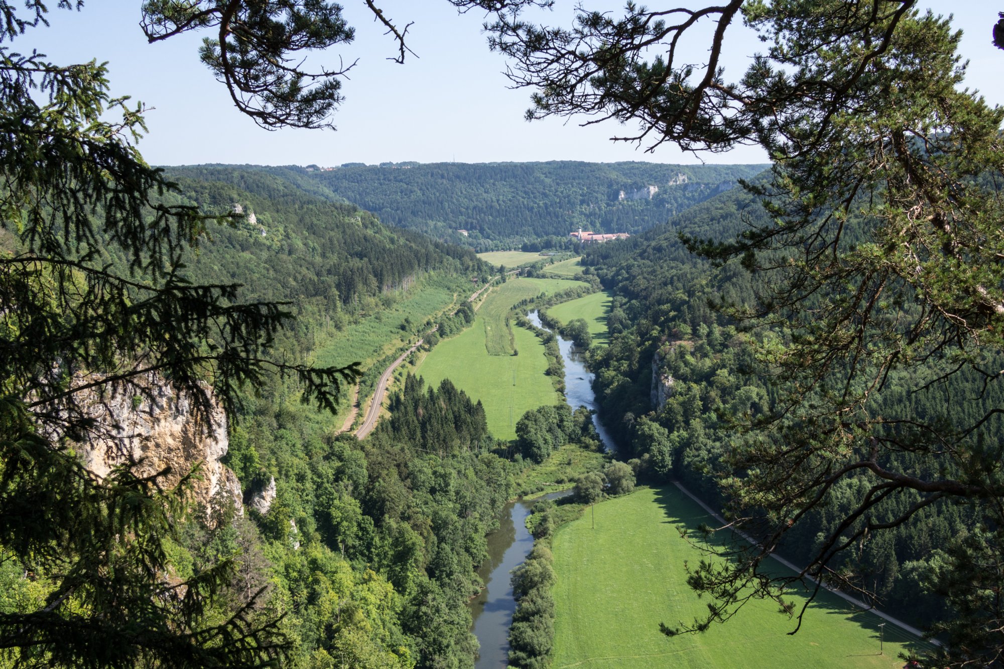 Blick vom Knopfmacherfelsen Richtung Beuron Wanderung im Oberen Donautal: Route: Start am Kloster Beuron - Knopfmacherfels - Jägerhaus (im Donautal) - Ziegelhütte (im Donautal) - Leibfelsen - Stiegelesfelsen - Knopfmacherfels - Kloster Beuron