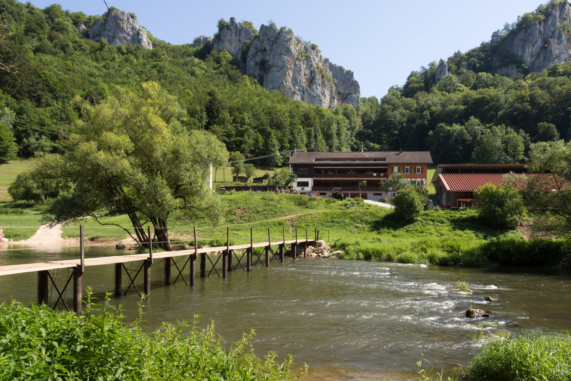 Donautal beim Jägerhaus Wanderung im Oberen Donautal: Route: Start am Kloster Beuron - Knopfmacherfels - Jägerhaus (im Donautal) - Ziegelhütte (im Donautal) - Leibfelsen - Stiegelesfelsen - Knopfmacherfels - Kloster Beuron