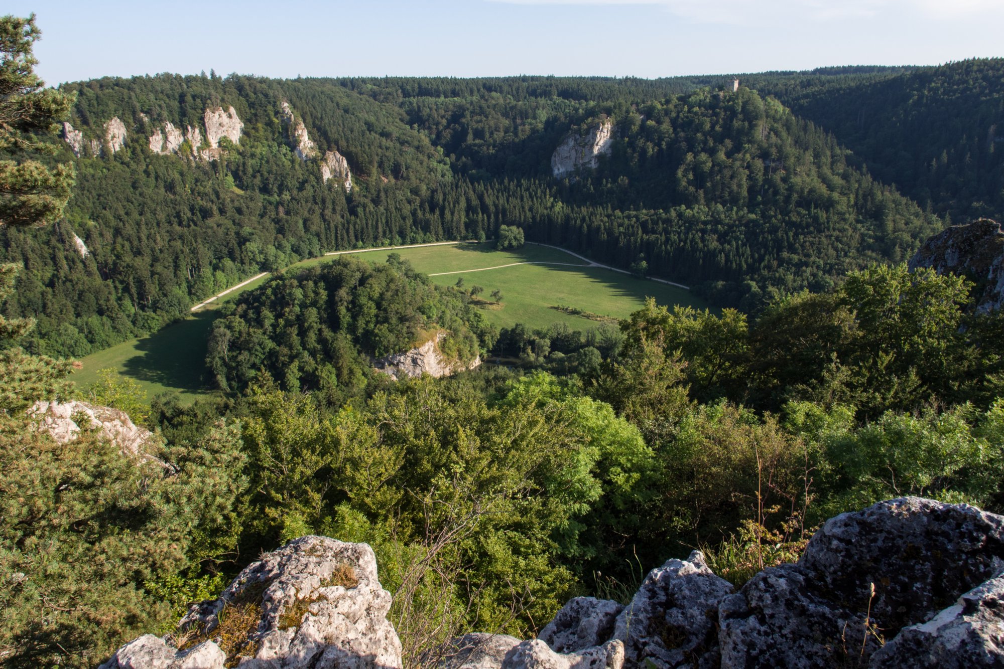 Stiegelesfelsen mit Blick zur Ruine Kallenberg Wanderung im Oberen Donautal: Route: Start am Kloster Beuron - Knopfmacherfels - Jägerhaus (im Donautal) - Ziegelhütte (im Donautal) - Leibfelsen - Stiegelesfelsen - Knopfmacherfels - Kloster Beuron