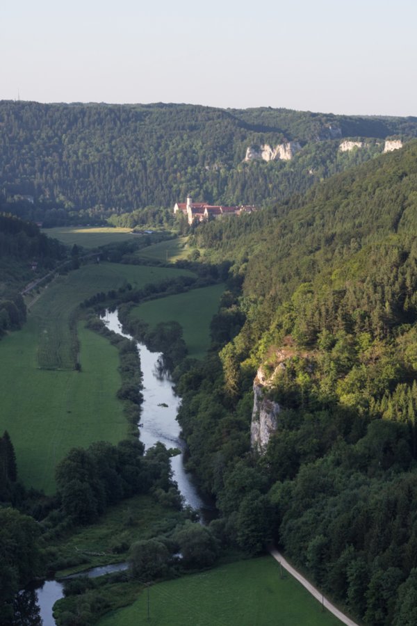 Aussicht Knopfmacherfelsen Richtung Beuron Wanderung im Oberen Donautal: Route: Start am Kloster Beuron - Knopfmacherfels - Jägerhaus (im Donautal) - Ziegelhütte (im Donautal) - Leibfelsen - Stiegelesfelsen - Knopfmacherfels - Kloster Beuron