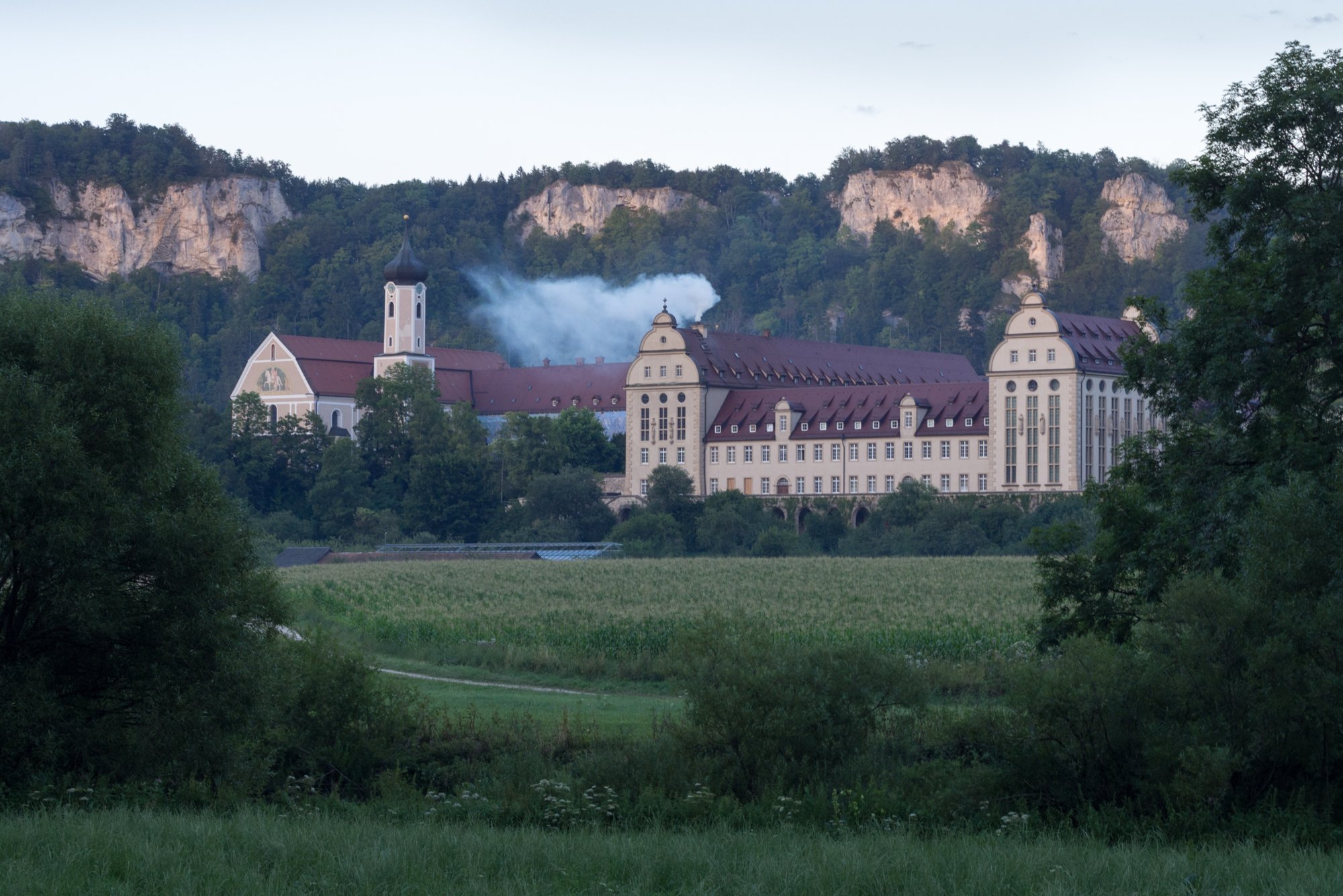 Kloster Beuron in der blauen Stunde Wanderung im Oberen Donautal: Route: Start am Kloster Beuron - Knopfmacherfels - Jägerhaus (im Donautal) - Ziegelhütte (im Donautal) - Leibfelsen - Stiegelesfelsen - Knopfmacherfels - Kloster Beuron