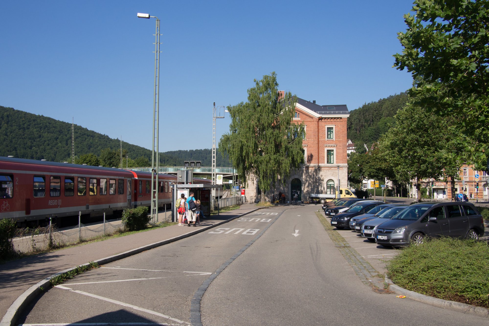 Bahnhof Blaubeuren Wanderung von Blaubeuren Bahnhof zum Rusenschloss. Von dort über den Knoblauchfelsen zum Blaufelsen. Hinunter zur B28. Diese überquerend Aufstieg auf Teerweg bis zur Steigziegelhütte, da Abzweig nach links zum Landeplatz Seißen nicht gefunden. Entlang am Waldrand zur Wegmarkierung. Dieser folgend zur Günzelburg. Von dort zum Felsenlabyrinth und zur Küssenden Sau. Abstiefg zum Bahnhof. Mit dem Auto zum Blautopf.