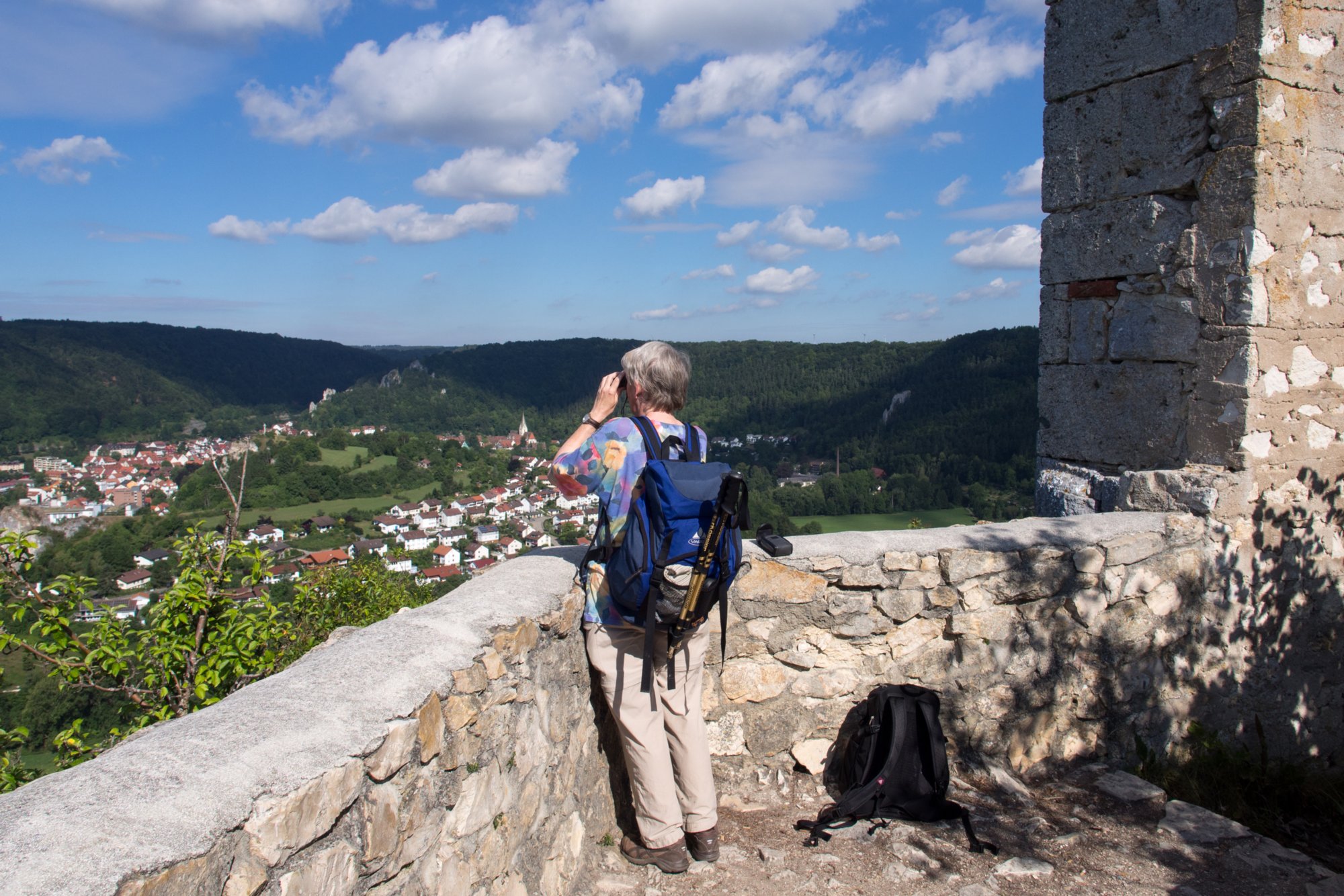 Auf dem Rusenschloss. Blick nach Blaubeuren. Wanderung von Blaubeuren Bahnhof zum Rusenschloss. Von dort über den Knoblauchfelsen zum Blaufelsen. Hinunter zur B28. Diese überquerend Aufstieg auf Teerweg bis zur Steigziegelhütte, da Abzweig nach links zum Landeplatz Seißen nicht gefunden. Entlang am Waldrand zur Wegmarkierung. Dieser folgend zur Günzelburg. Von dort zum Felsenlabyrinth und zur Küssenden Sau. Abstiefg zum Bahnhof. Mit dem Auto zum Blautopf.