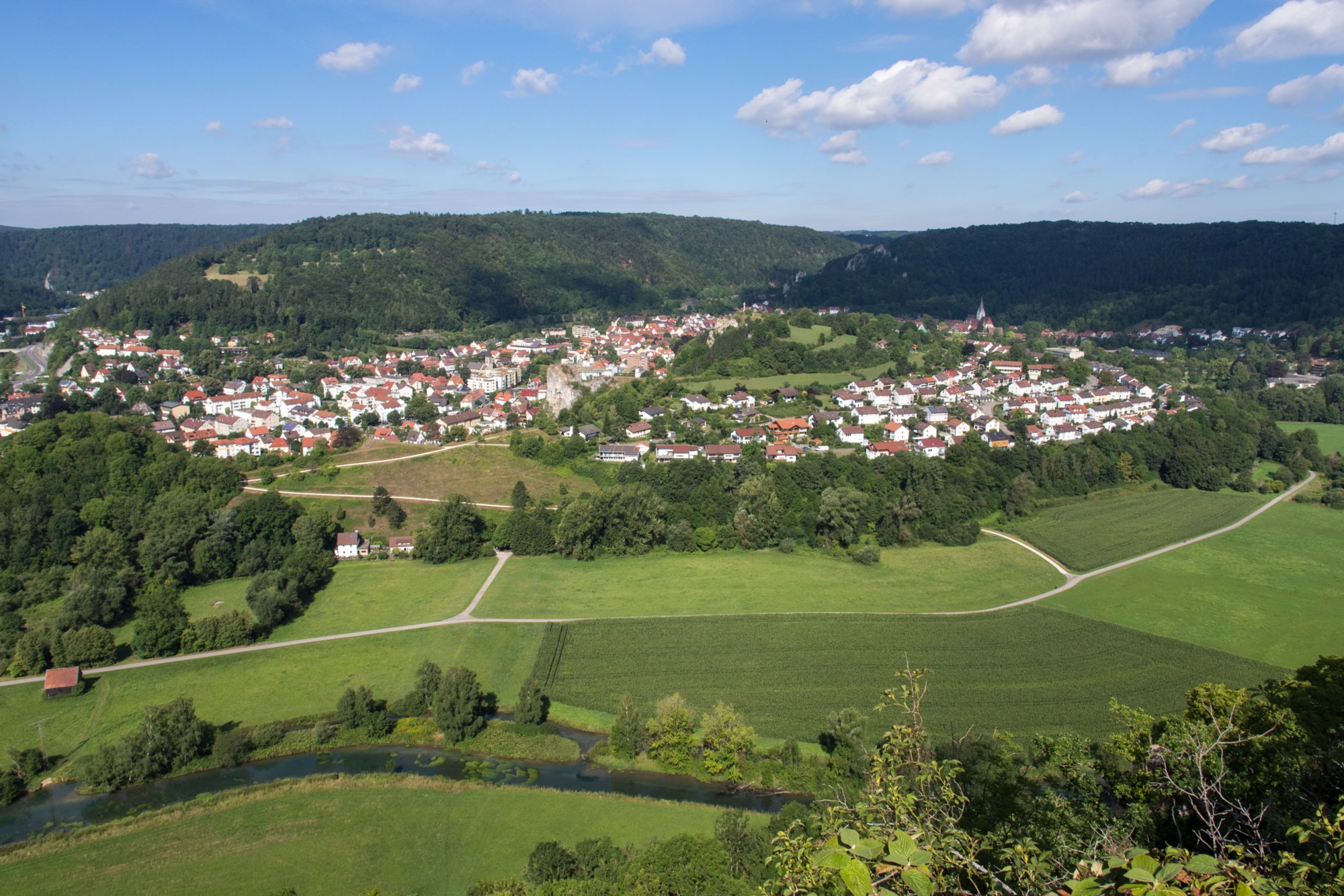 Auf dem Rusenschloss. Blick nach Blaubeuren. Wanderung von Blaubeuren Bahnhof zum Rusenschloss. Von dort über den Knoblauchfelsen zum Blaufelsen. Hinunter zur B28. Diese überquerend Aufstieg auf Teerweg bis zur Steigziegelhütte, da Abzweig nach links zum Landeplatz Seißen nicht gefunden. Entlang am Waldrand zur Wegmarkierung. Dieser folgend zur Günzelburg. Von dort zum Felsenlabyrinth und zur Küssenden Sau. Abstiefg zum Bahnhof. Mit dem Auto zum Blautopf.