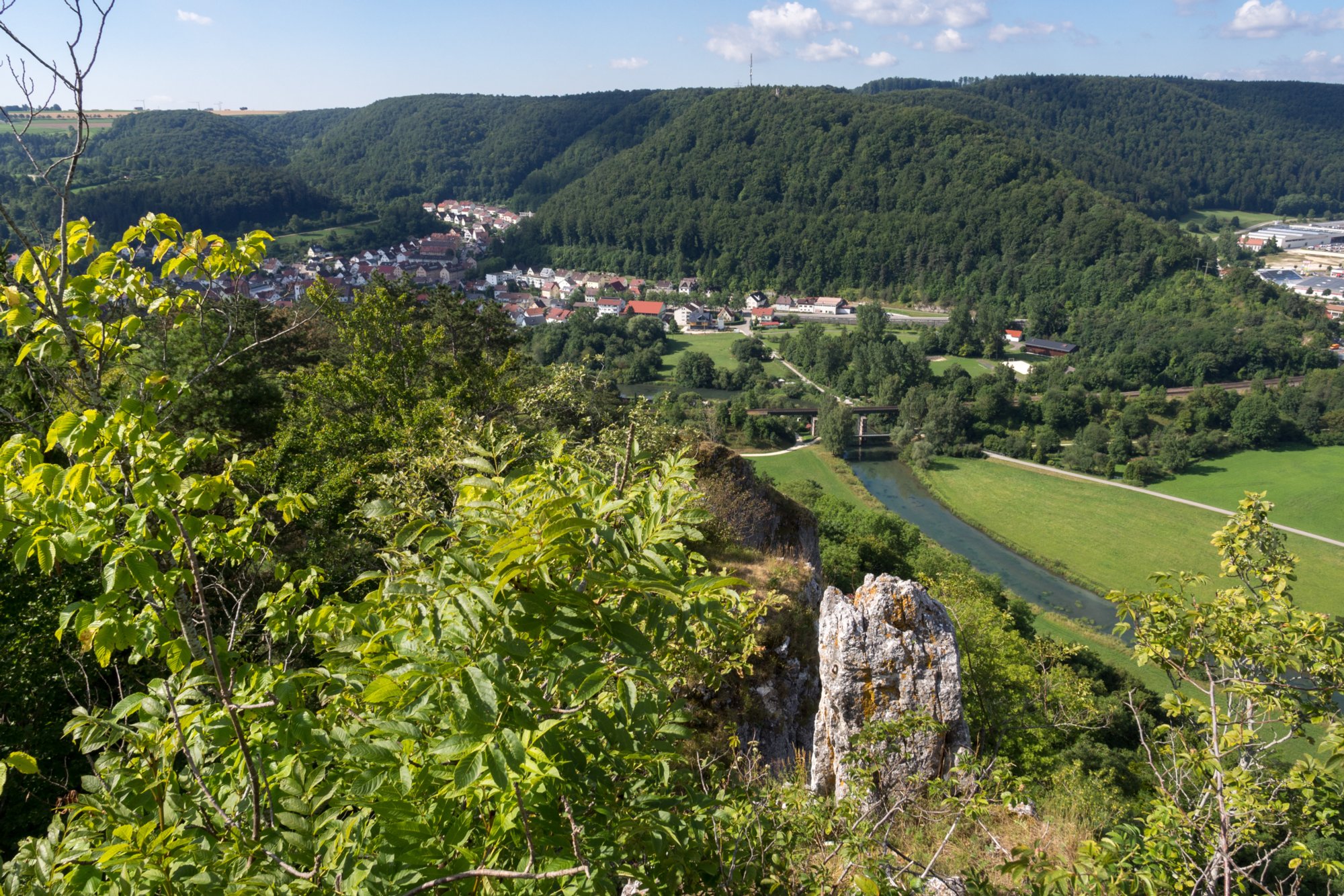 Auf dem Rusenschloss. Blick nach Gerhausen. Wanderung von Blaubeuren Bahnhof zum Rusenschloss. Von dort über den Knoblauchfelsen zum Blaufelsen. Hinunter zur B28. Diese überquerend Aufstieg auf Teerweg bis zur Steigziegelhütte, da Abzweig nach links zum Landeplatz Seißen nicht gefunden. Entlang am Waldrand zur Wegmarkierung. Dieser folgend zur Günzelburg. Von dort zum Felsenlabyrinth und zur Küssenden Sau. Abstiefg zum Bahnhof. Mit dem Auto zum Blautopf.