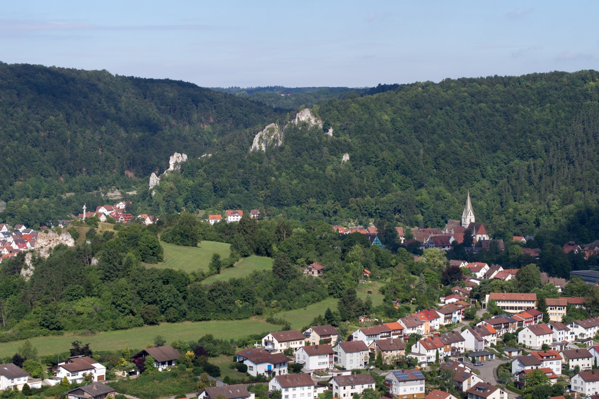 Auf dem Rusenschloss. Blick nach Blaubeuren. Wanderung von Blaubeuren Bahnhof zum Rusenschloss. Von dort über den Knoblauchfelsen zum Blaufelsen. Hinunter zur B28. Diese überquerend Aufstieg auf Teerweg bis zur Steigziegelhütte, da Abzweig nach links zum Landeplatz Seißen nicht gefunden. Entlang am Waldrand zur Wegmarkierung. Dieser folgend zur Günzelburg. Von dort zum Felsenlabyrinth und zur Küssenden Sau. Abstiefg zum Bahnhof. Mit dem Auto zum Blautopf.