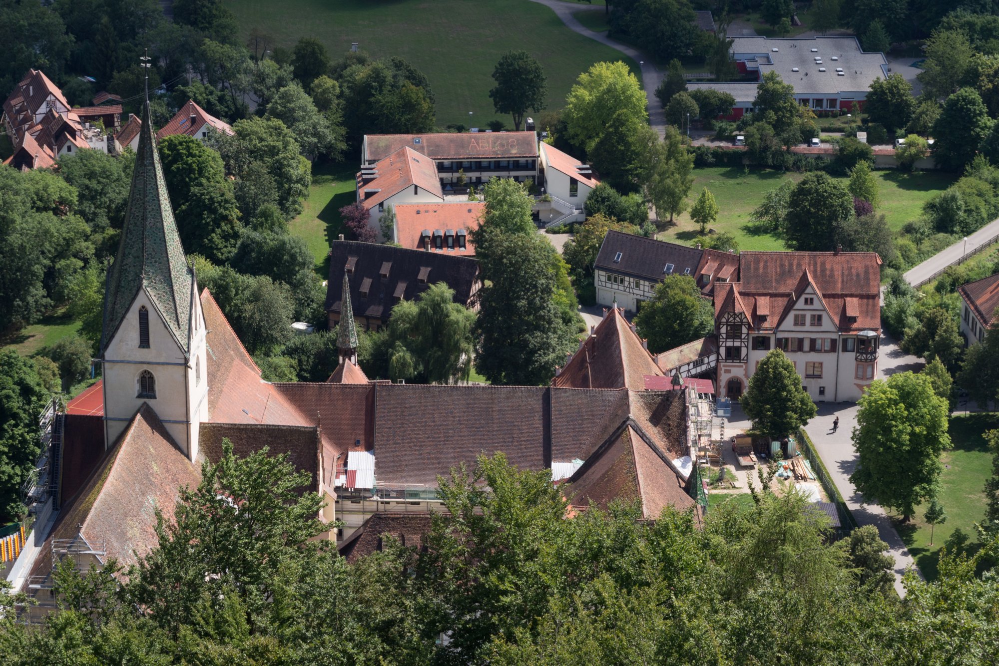 Auf dem Blaufels mit Blick nach Blaubeuren. Wanderung von Blaubeuren Bahnhof zum Rusenschloss. Von dort über den Knoblauchfelsen zum Blaufelsen. Hinunter zur B28. Diese überquerend Aufstieg auf Teerweg bis zur Steigziegelhütte, da Abzweig nach links zum Landeplatz Seißen nicht gefunden. Entlang am Waldrand zur Wegmarkierung. Dieser folgend zur Günzelburg. Von dort zum Felsenlabyrinth und zur Küssenden Sau. Abstiefg zum Bahnhof. Mit dem Auto zum Blautopf.