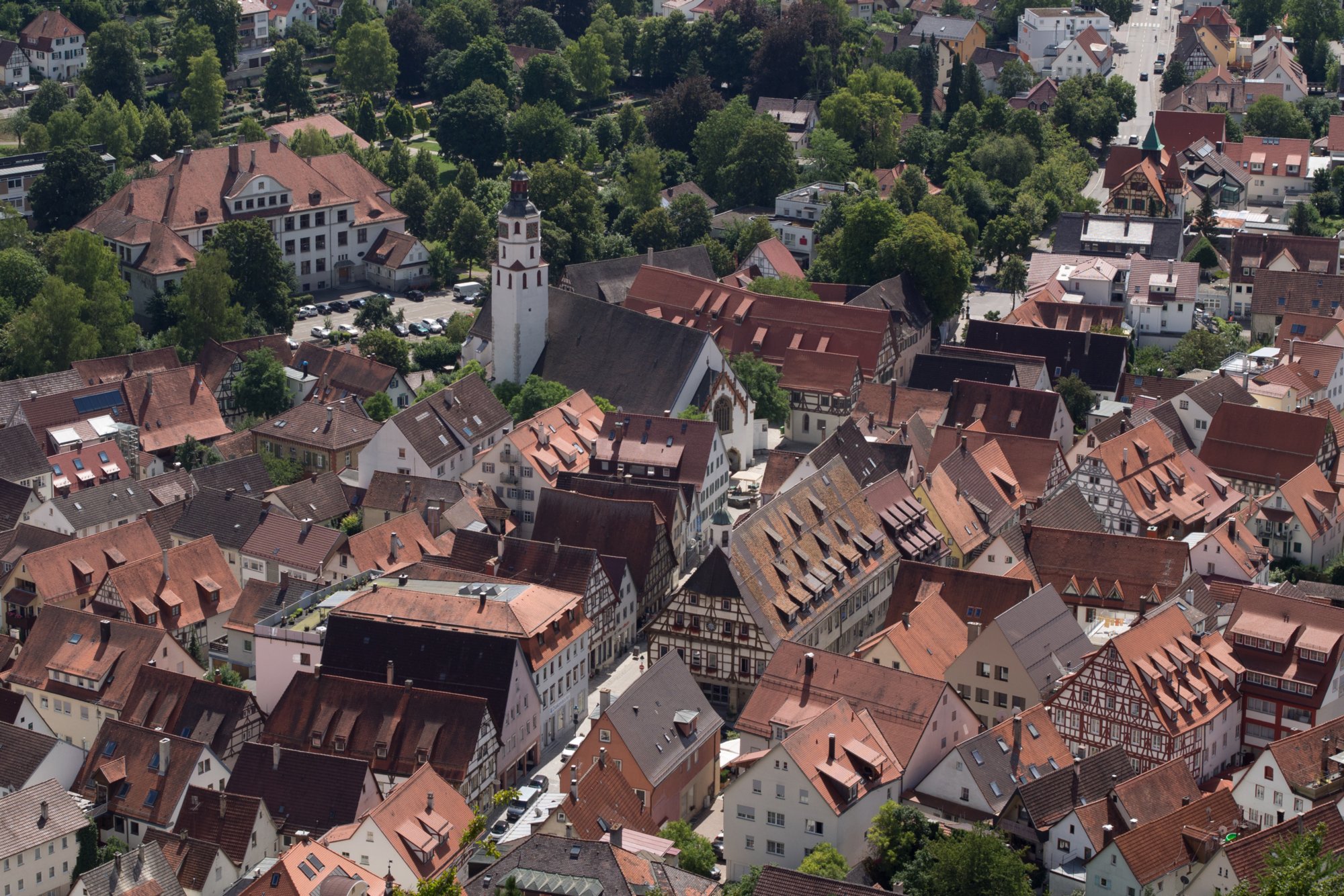 Auf dem Blaufels mit Blick nach Blaubeuren. Wanderung von Blaubeuren Bahnhof zum Rusenschloss. Von dort über den Knoblauchfelsen zum Blaufelsen. Hinunter zur B28. Diese überquerend Aufstieg auf Teerweg bis zur Steigziegelhütte, da Abzweig nach links zum Landeplatz Seißen nicht gefunden. Entlang am Waldrand zur Wegmarkierung. Dieser folgend zur Günzelburg. Von dort zum Felsenlabyrinth und zur Küssenden Sau. Abstiefg zum Bahnhof. Mit dem Auto zum Blautopf.