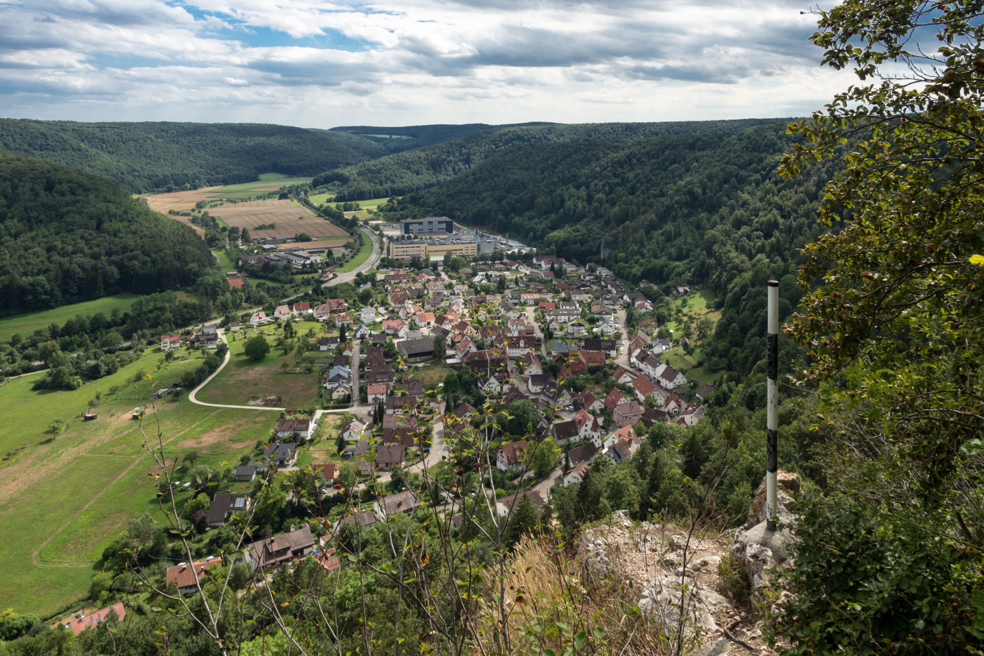 Blick von der Günzelburg nach Weiler Wanderung von Blaubeuren Bahnhof zum Rusenschloss. Von dort über den Knoblauchfelsen zum Blaufelsen. Hinunter zur B28. Diese überquerend Aufstieg auf Teerweg bis zur Steigziegelhütte, da Abzweig nach links zum Landeplatz Seißen nicht gefunden. Entlang am Waldrand zur Wegmarkierung. Dieser folgend zur Günzelburg. Von dort zum Felsenlabyrinth und zur Küssenden Sau. Abstiefg zum Bahnhof. Mit dem Auto zum Blautopf.