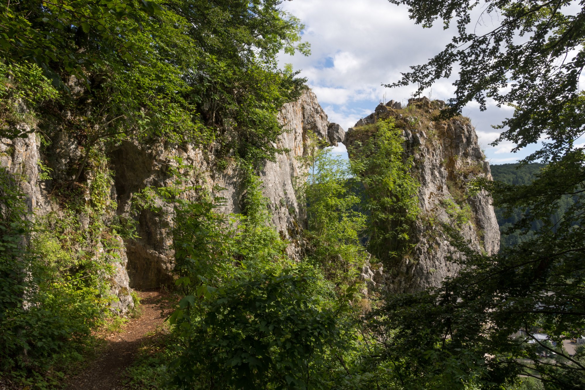 Felsenlabyrinth mit Küssender Sau Wanderung von Blaubeuren Bahnhof zum Rusenschloss. Von dort über den Knoblauchfelsen zum Blaufelsen. Hinunter zur B28. Diese überquerend Aufstieg auf Teerweg bis zur Steigziegelhütte, da Abzweig nach links zum Landeplatz Seißen nicht gefunden. Entlang am Waldrand zur Wegmarkierung. Dieser folgend zur Günzelburg. Von dort zum Felsenlabyrinth und zur Küssenden Sau. Abstiefg zum Bahnhof. Mit dem Auto zum Blautopf.