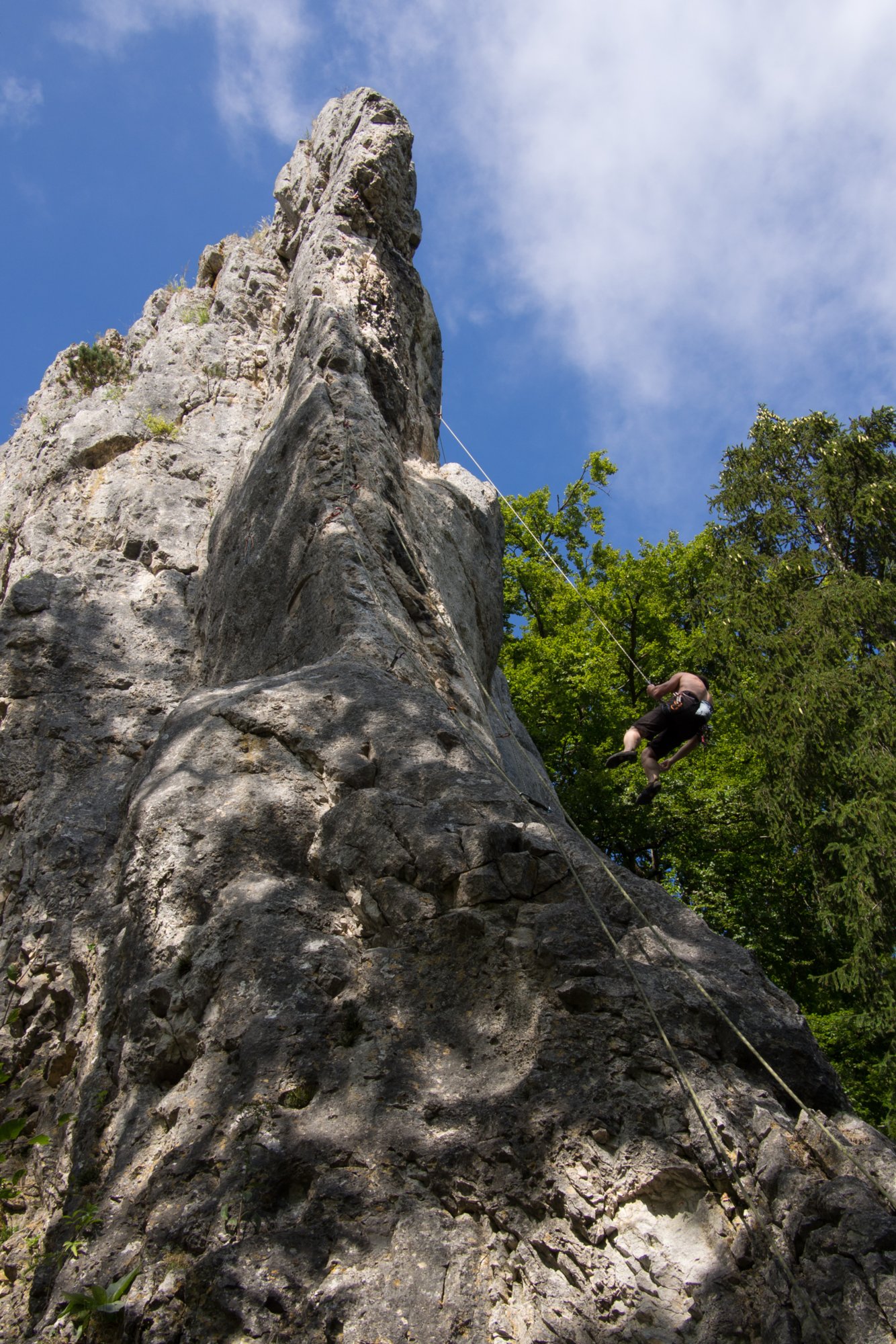 Kletterer im Felsenlabyrinth Wanderung von Blaubeuren Bahnhof zum Rusenschloss. Von dort über den Knoblauchfelsen zum Blaufelsen. Hinunter zur B28. Diese überquerend Aufstieg auf Teerweg bis zur Steigziegelhütte, da Abzweig nach links zum Landeplatz Seißen nicht gefunden. Entlang am Waldrand zur Wegmarkierung. Dieser folgend zur Günzelburg. Von dort zum Felsenlabyrinth und zur Küssenden Sau. Abstiefg zum Bahnhof. Mit dem Auto zum Blautopf.