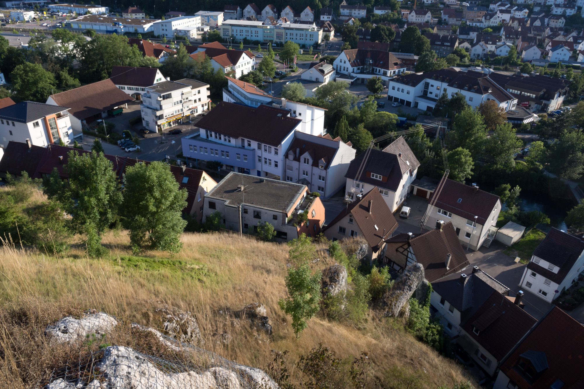 Löwenfelsen in Blaustein-Ehrenstein Kurzer Aufstieg nach der Wanderung im Lonetal zum Löwenfel in Blaustein-Ehrenstein, bevor wir zur Wohnung aufgestiegen sind.