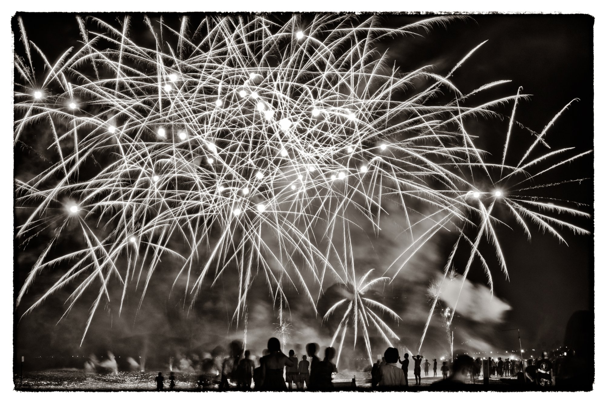 Feuerwerk am Strand Feuerwerk an der Bucht von Terracina