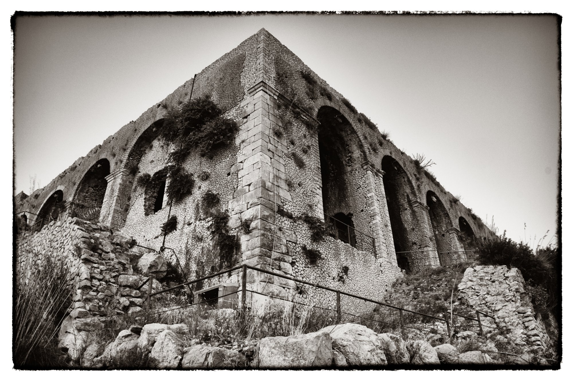 Jupitertempel in Terracina Terracina ist eine Hafenstadt mit 44.081 Einwohnern (Stand 31. Dezember 2009) in der italienischen Provinz Latina, Region Latium, am Tyrrhenischen Meer. In der Antike hieß sie ursprünglich Anxur und später Tarracina. Vom antiken Anxur/Tarracina zeugen zahlreiche Überreste und Funde, die oft in Form von Spolien in mittelalterlichen Gebäuden wie dem Dom verbaut sind. Seit 312 v. Chr. führte die Via Appia durch die Stadt. Bedeutendste Ausgrabung ist das Heiligtum des Jupiter Anxur, der oberhalb der Stadt auf dem steil aufragenden Felssporn Monte S. Angelo liegt und von dem vor allem die beeindruckenden Substruktionen der Tempelterrasse erhalten sind. Quelle: http://de.wikipedia.org/wiki/Terracina