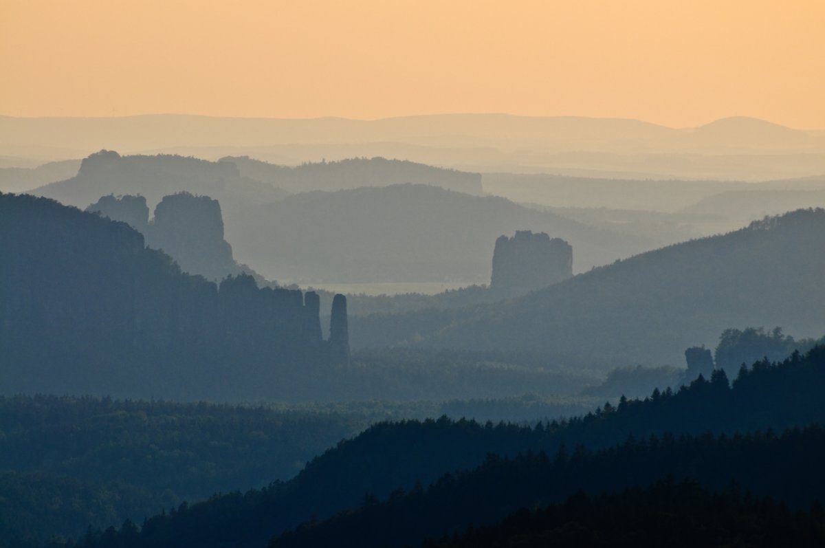 Sächsische Schweiz 2009 Auf dem Weifbergturm. Blick ins Kirnitzschtal und ins Elbtal. In der mittleren Ebene von rechts nach links: Kugstall, Falkenstein, Bloßstock und Schrammsteine. Im Hintergrund von rechts nach links: Pfaffenstein, Gohrischstein und Papststein.